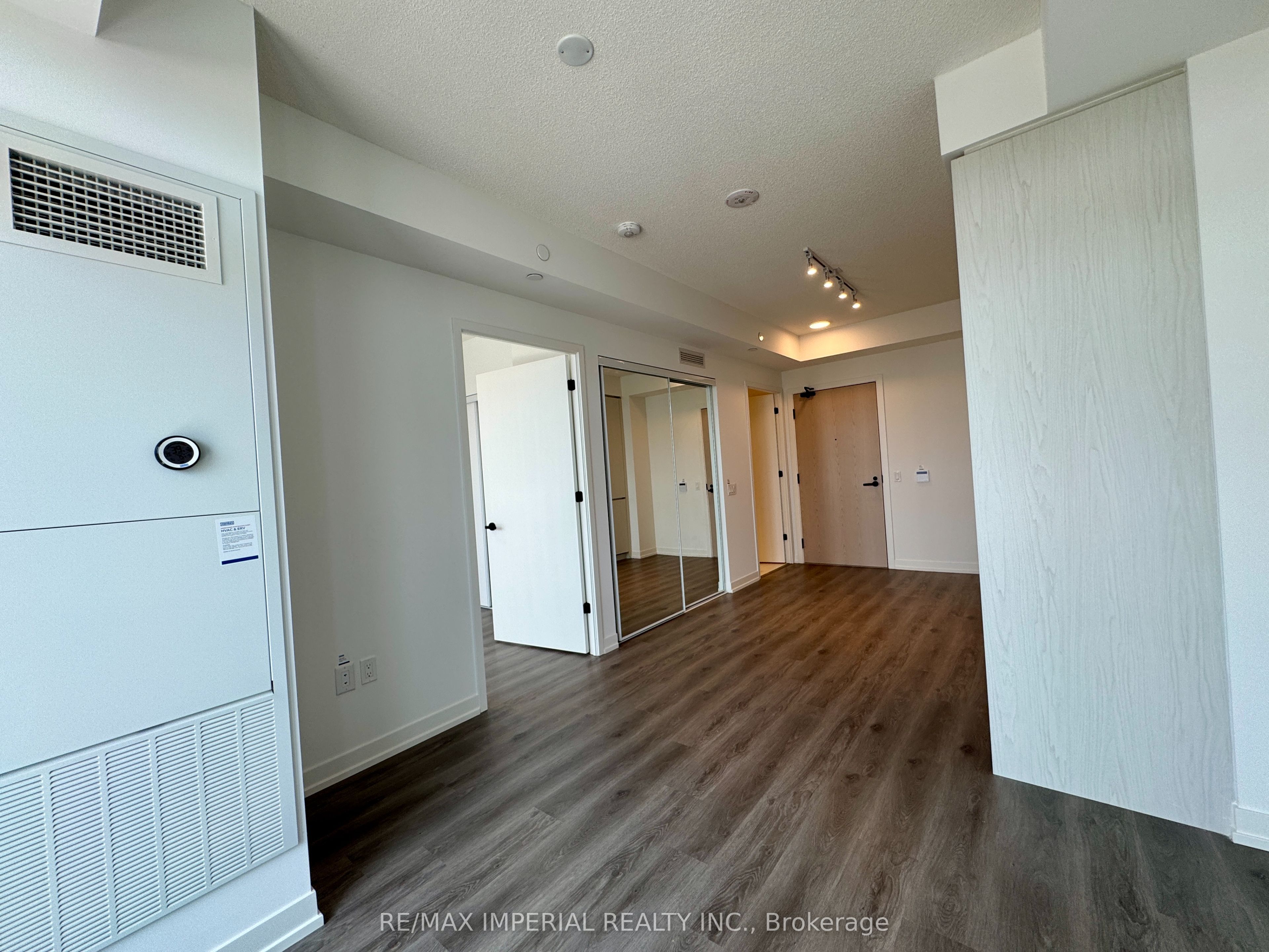 #811 - 28 Interchange Way Property Photo 6