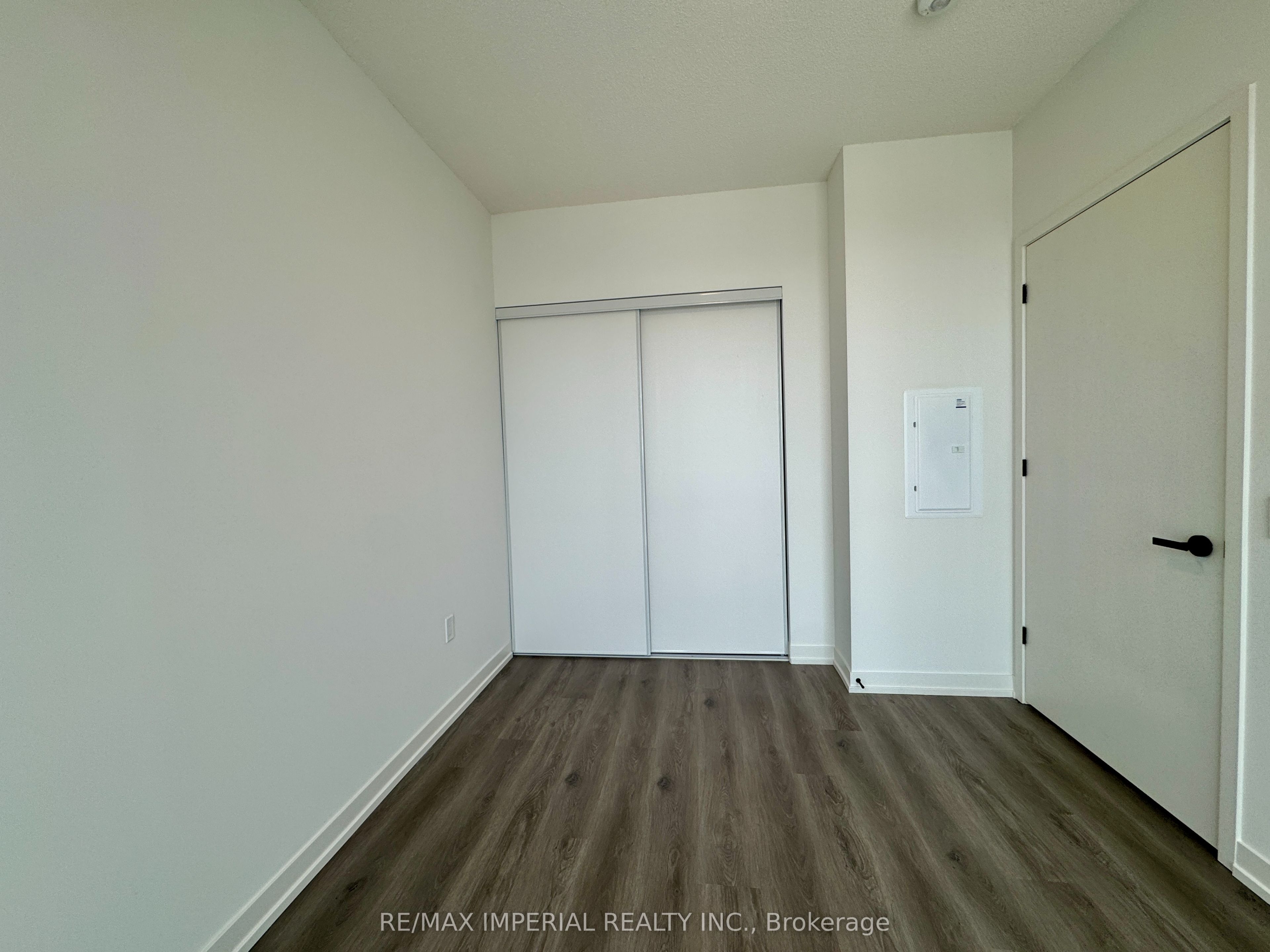 #811 - 28 Interchange Way Property Photo 16