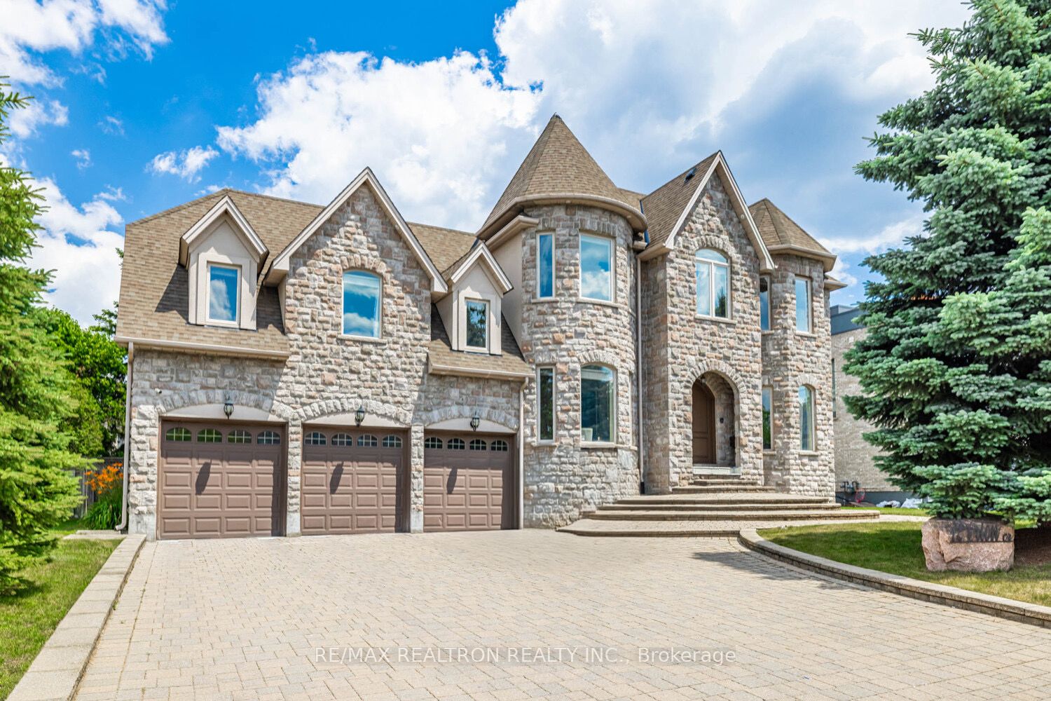 12 Orlon Crescent Property Photo 2