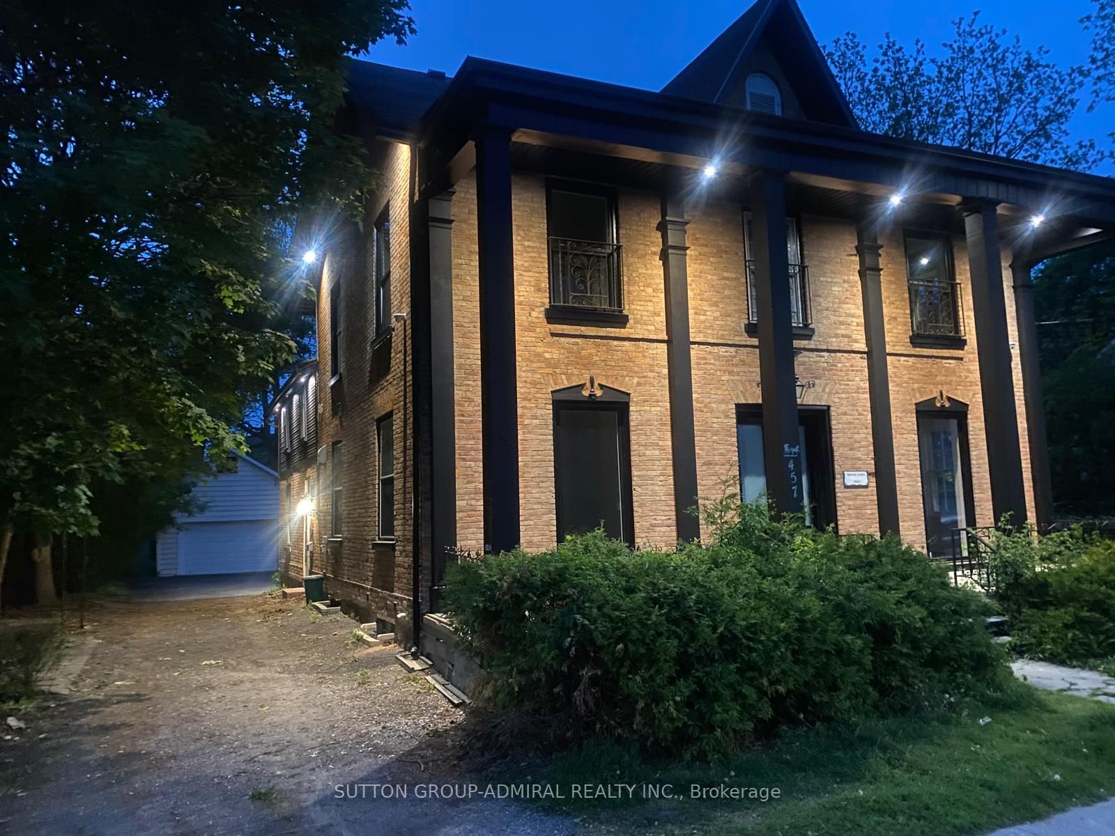 #1 - 457 D'arcy Street Property Photo 2