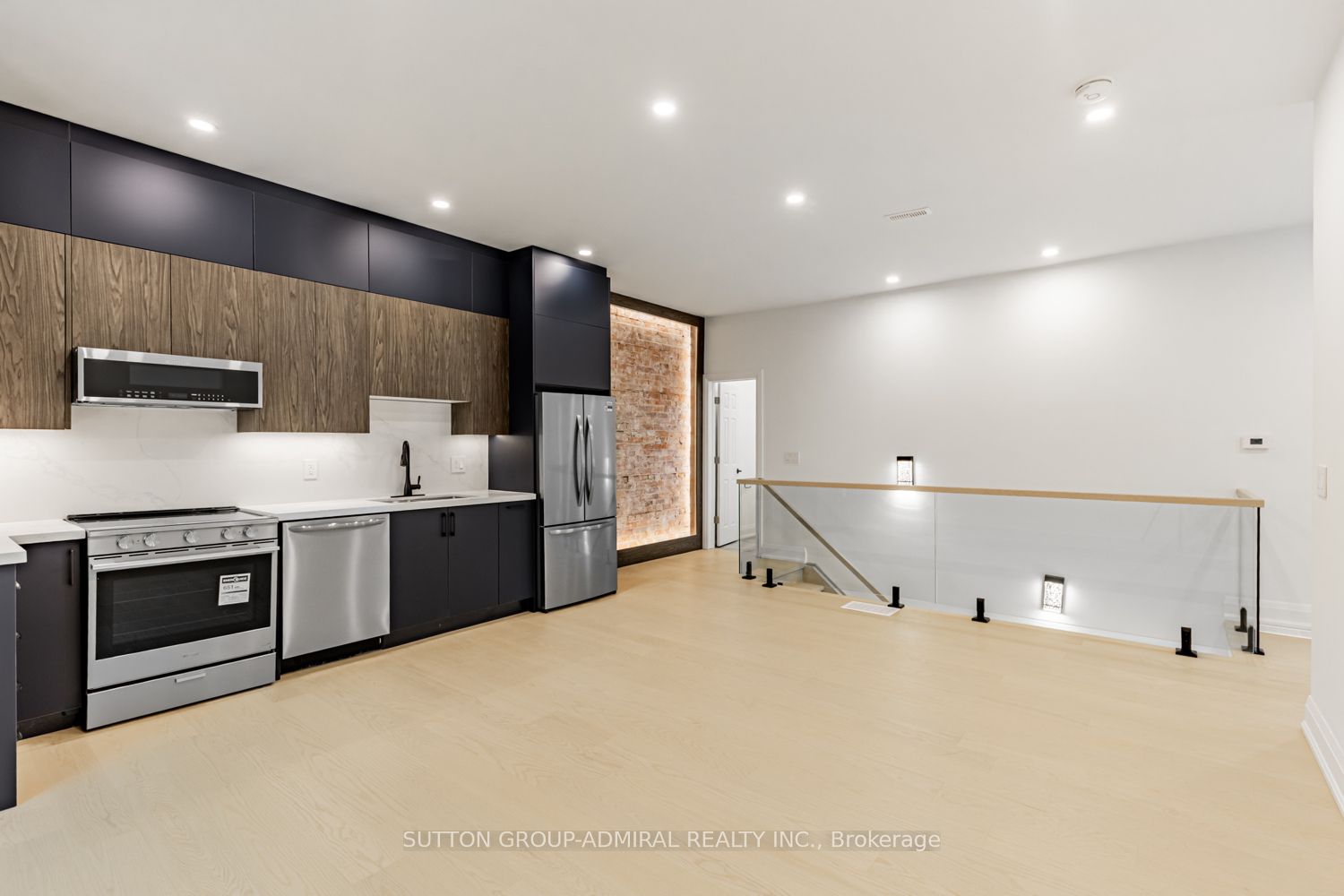 #1 - 457 D'arcy Street Property Photo 16