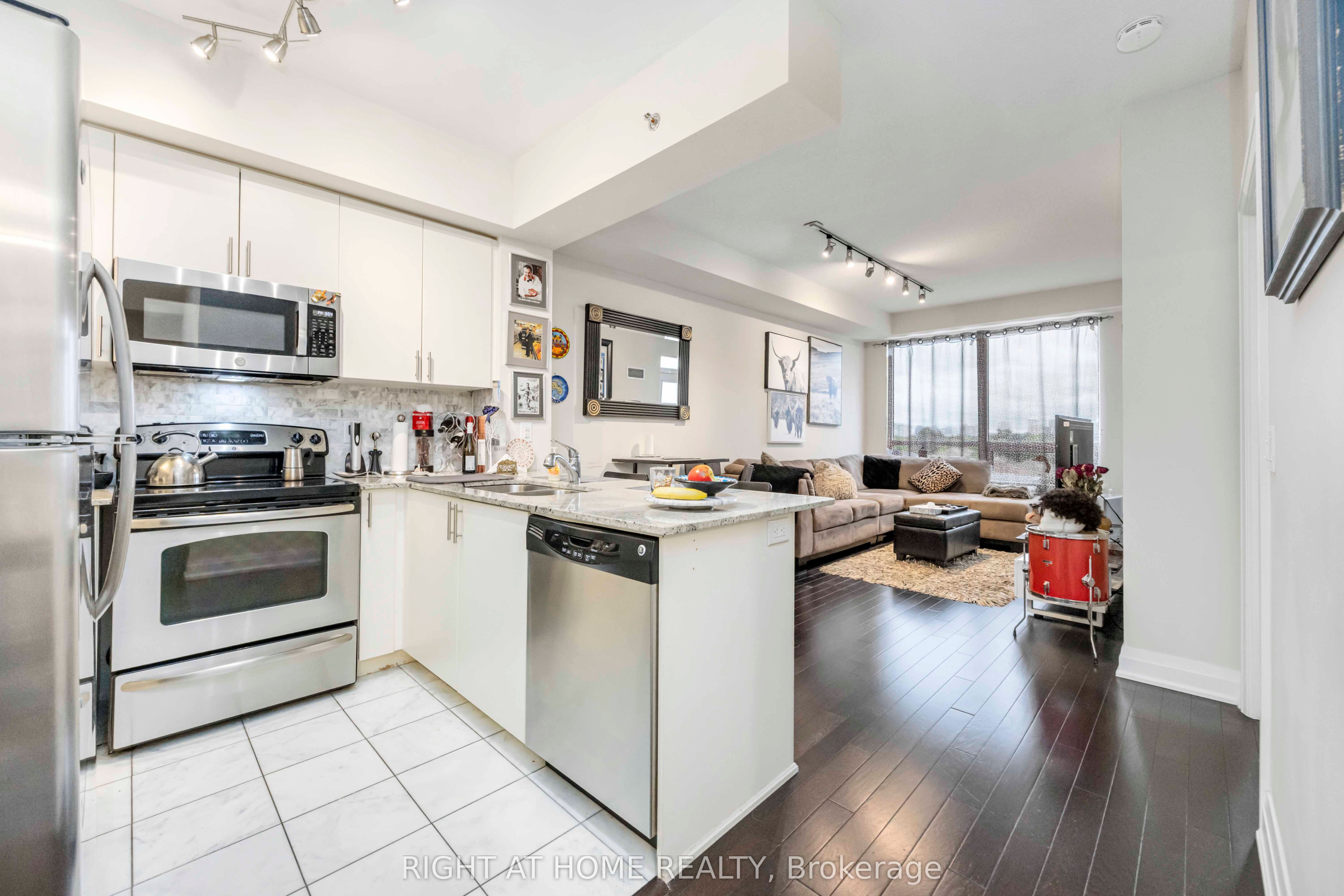 520 Steeles Avenue W 703 Property Photo 1