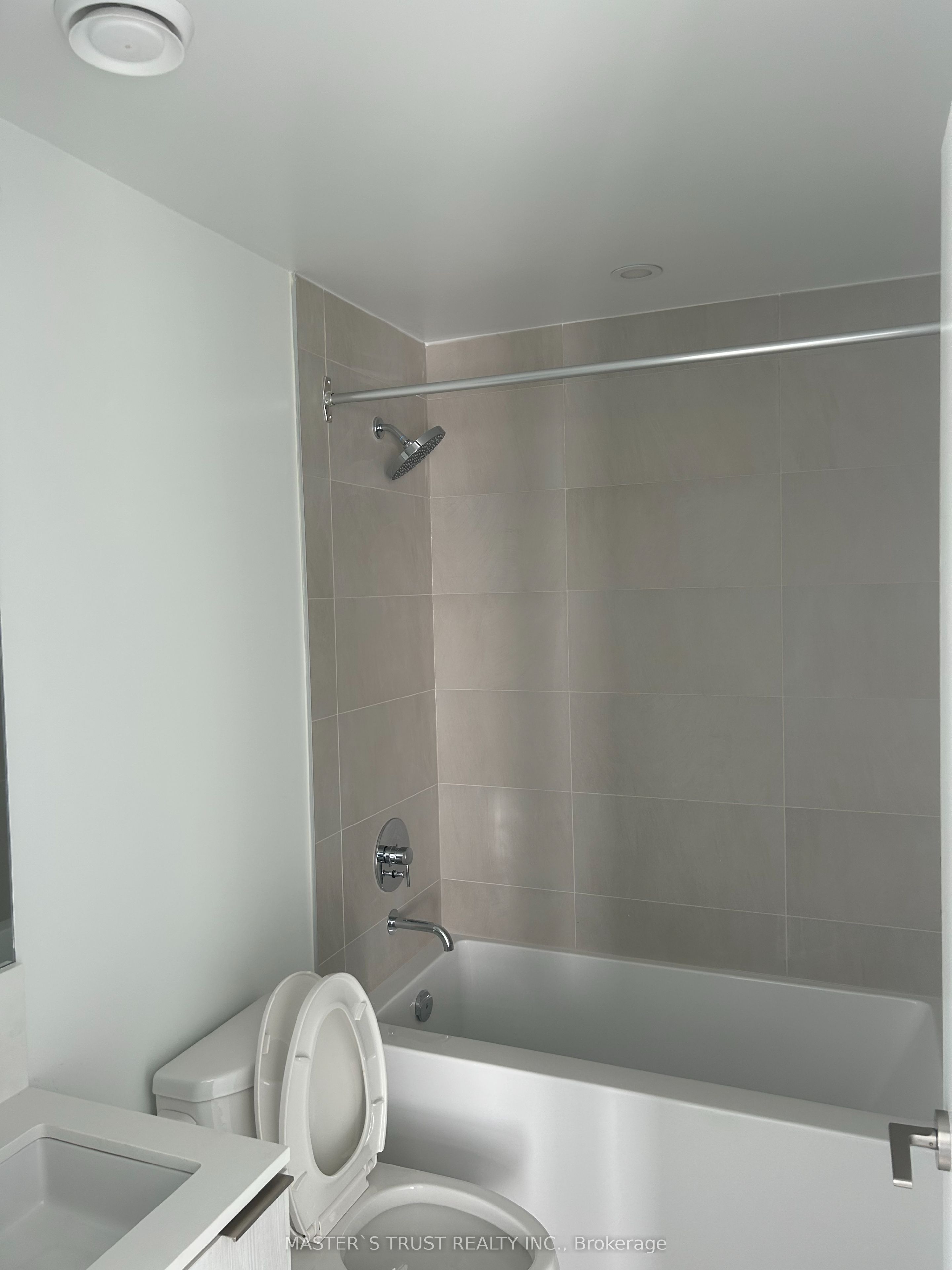 7890 Jane St Property Photo 15