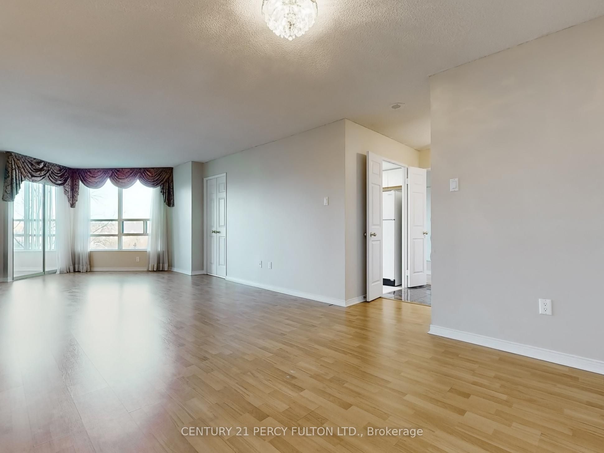 ##625 - 7805 Bayview Avenue Property Photo 8