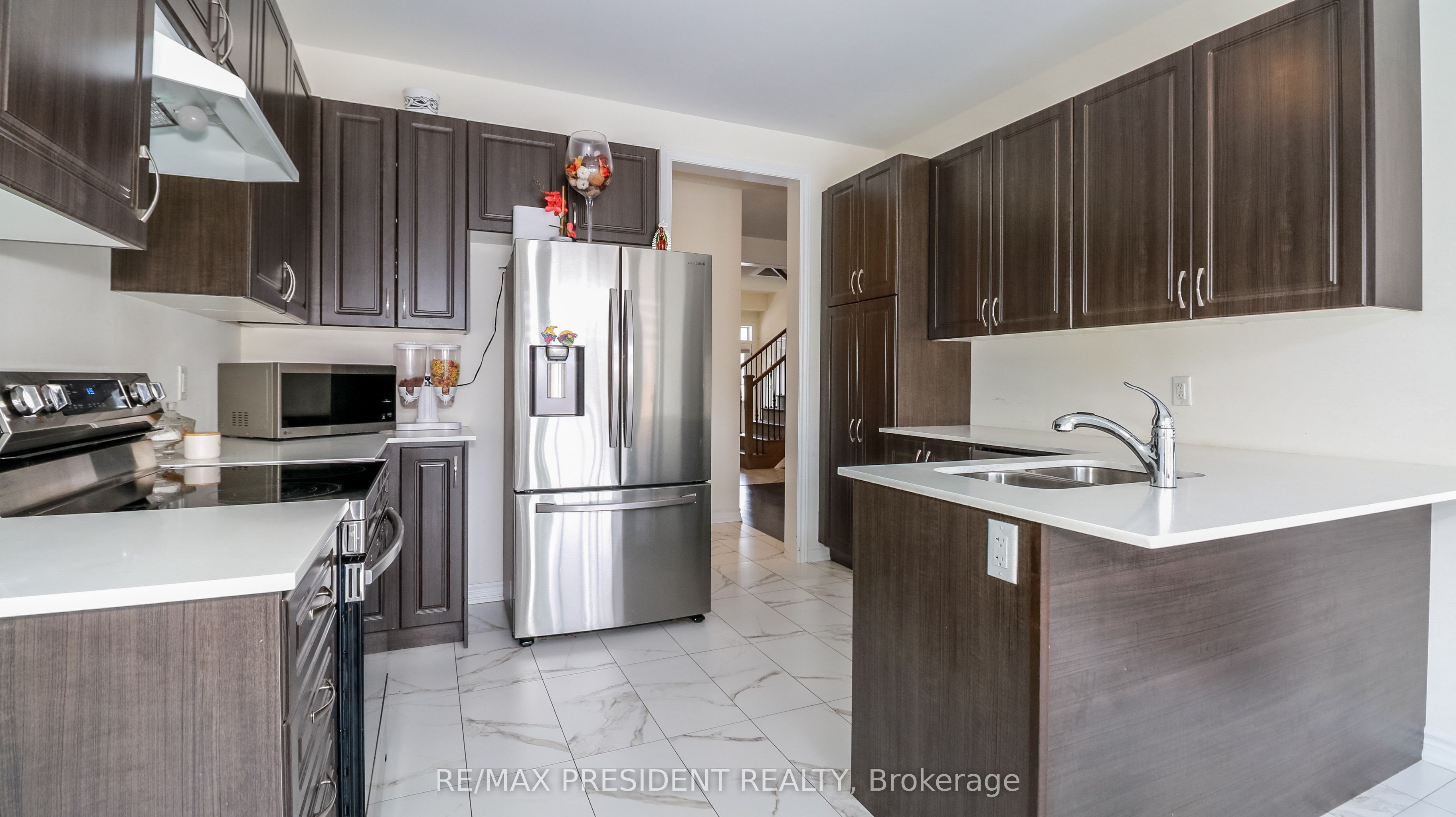 2214 Lozenby Street Property Photo 10