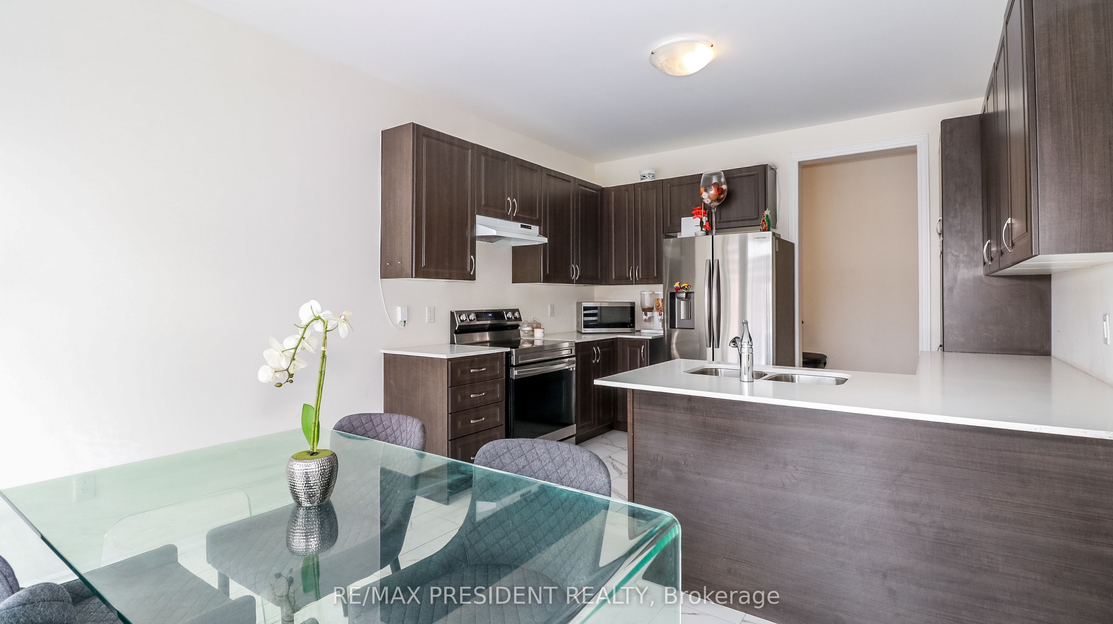 2214 Lozenby Street Property Photo 11