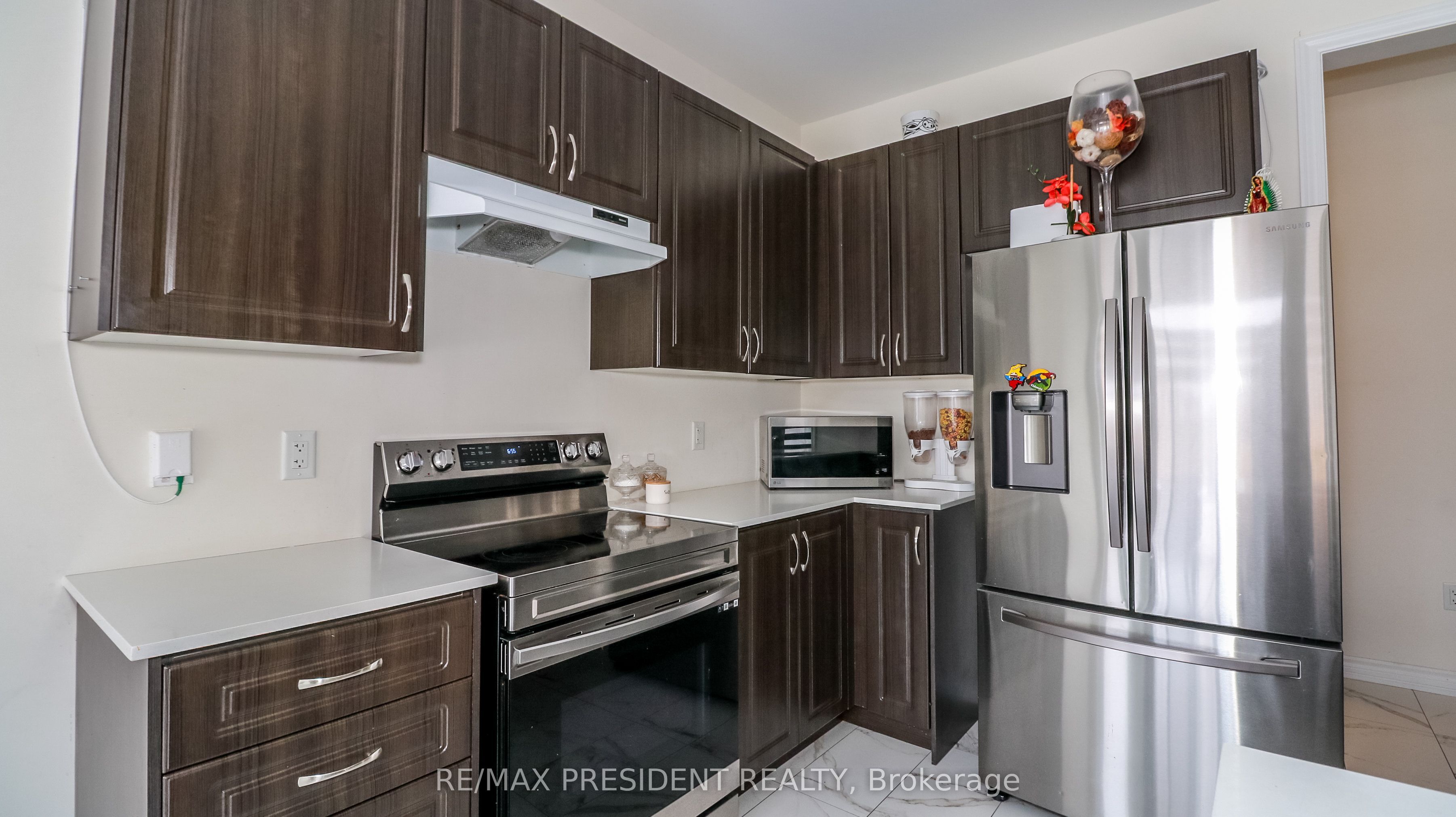 2214 Lozenby Street Property Photo 12
