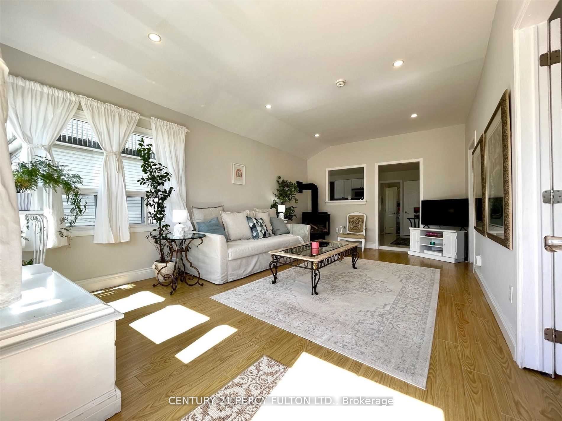 190 Beach Rd Property Photo 3