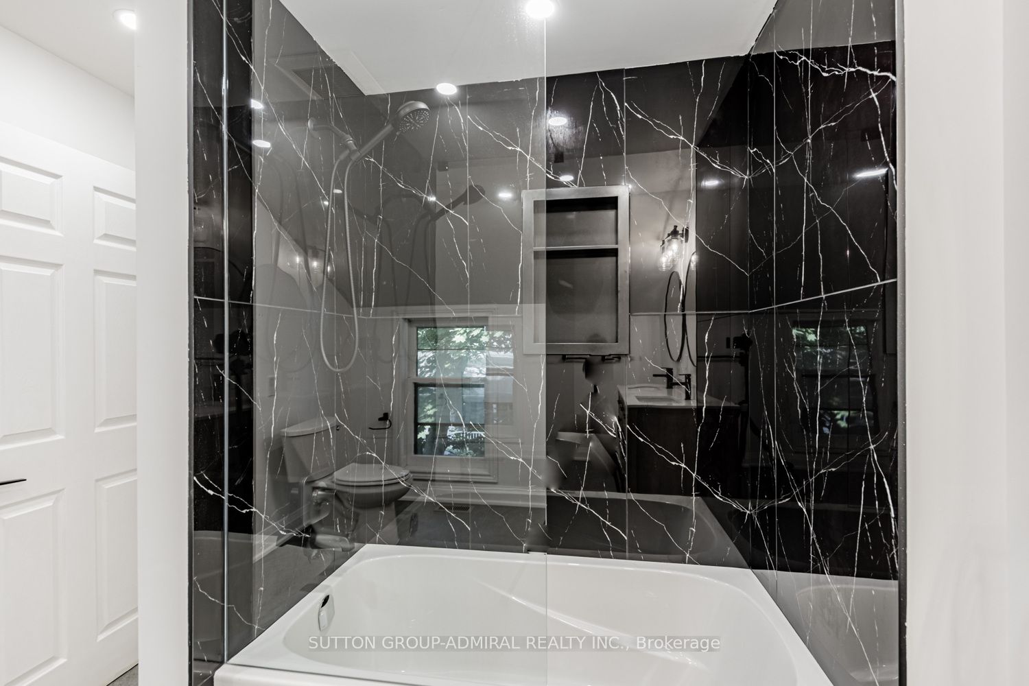 #2 - 457 D'arcy Street Property Photo 23
