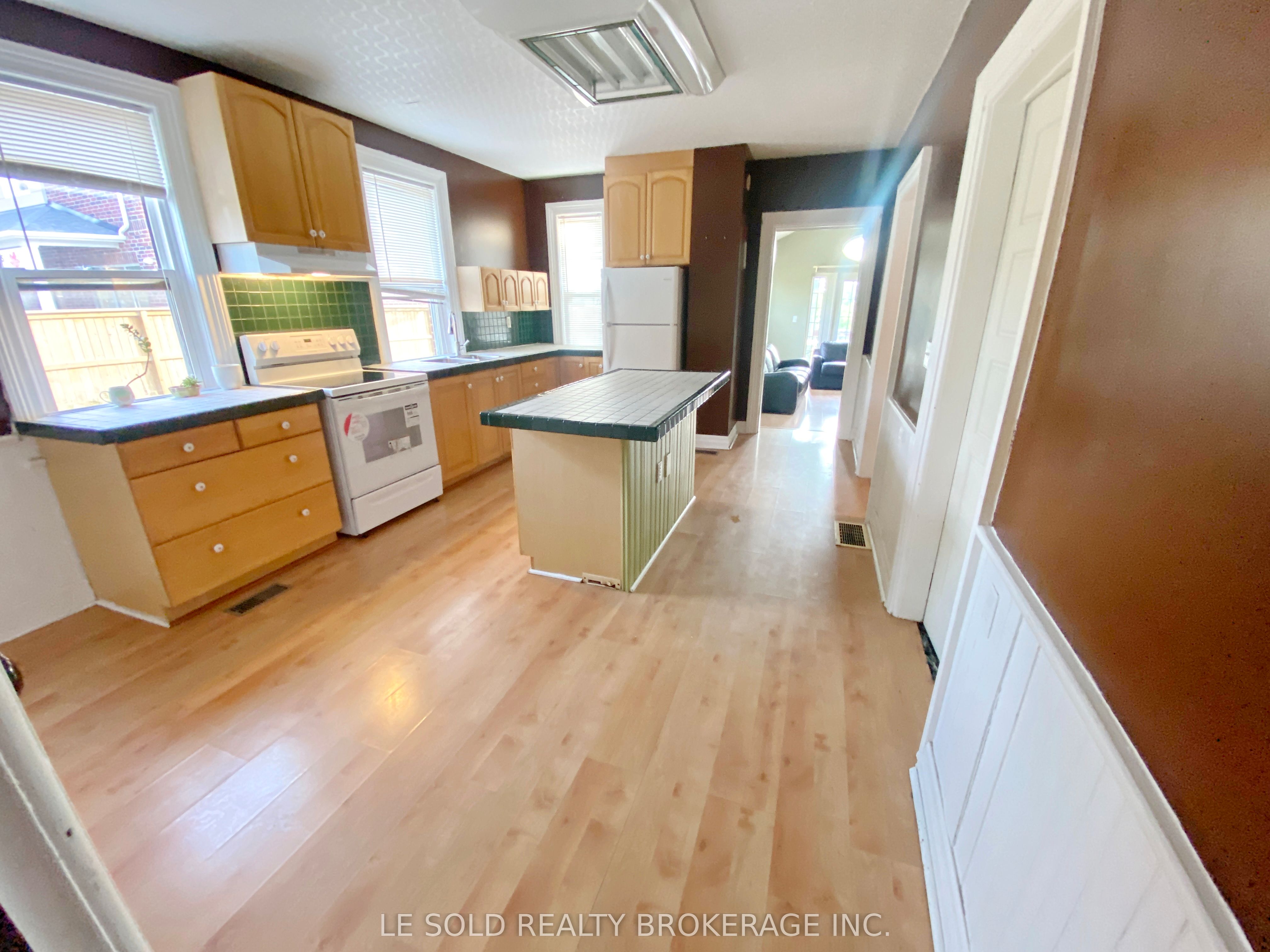 438 Osborne St Property Photo 4
