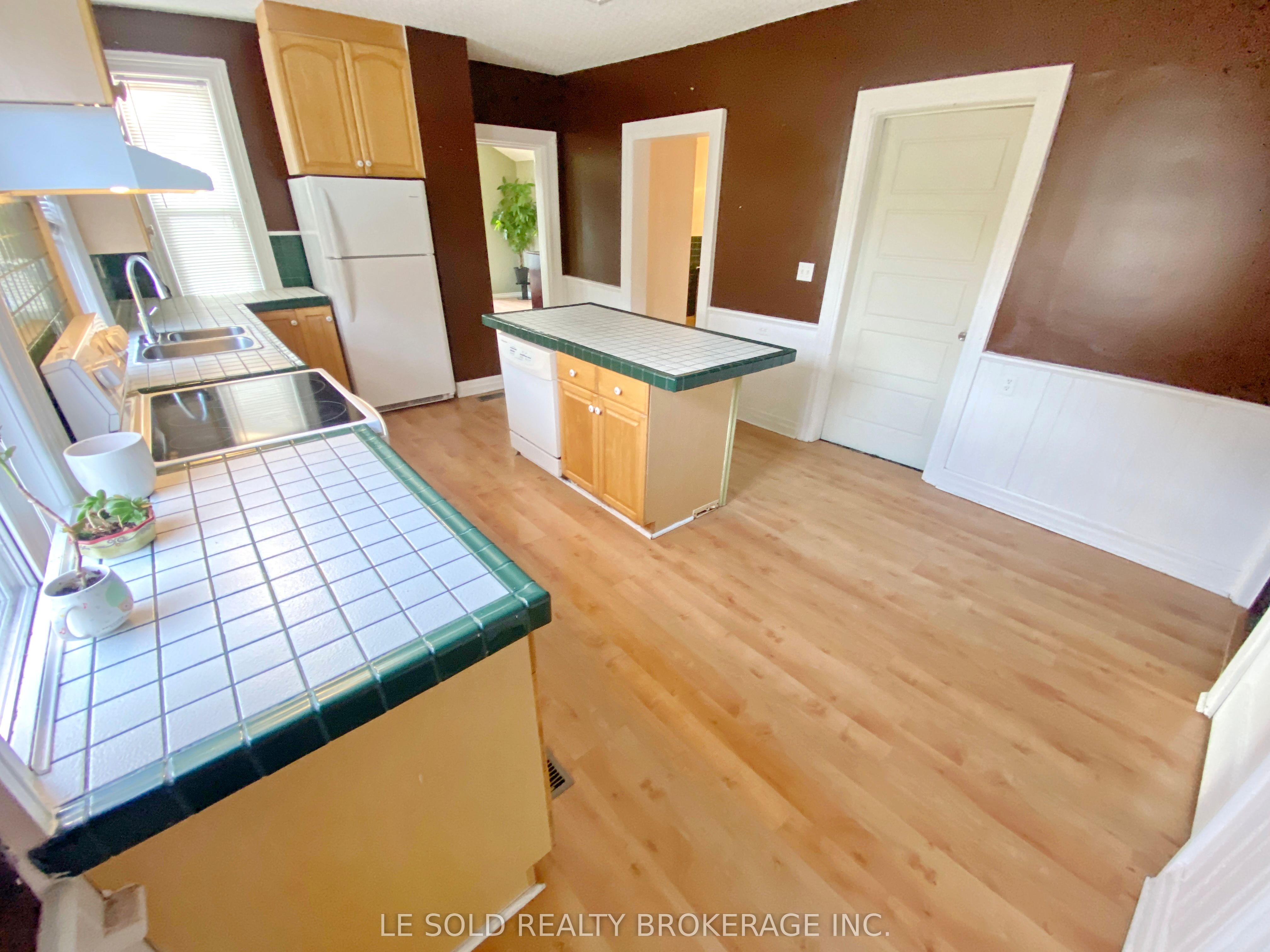 438 Osborne St Property Photo 5