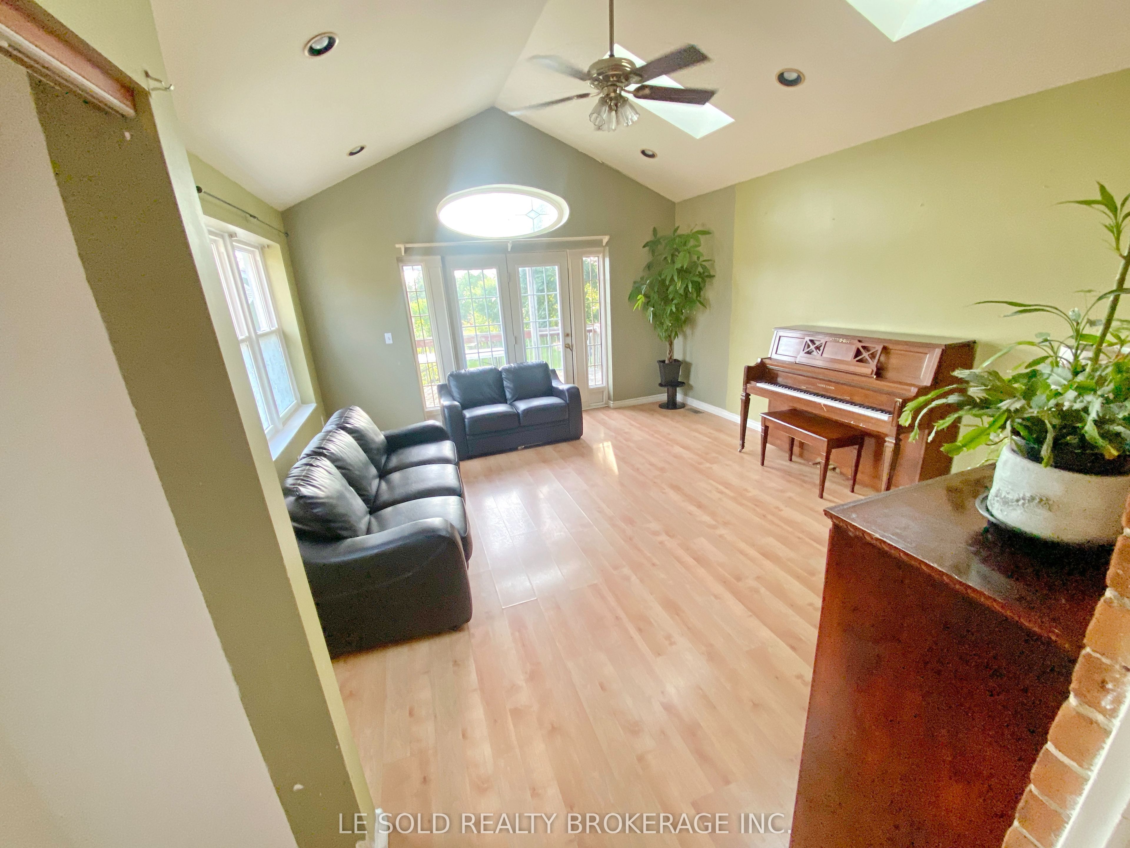 438 Osborne Street Property Photo 6