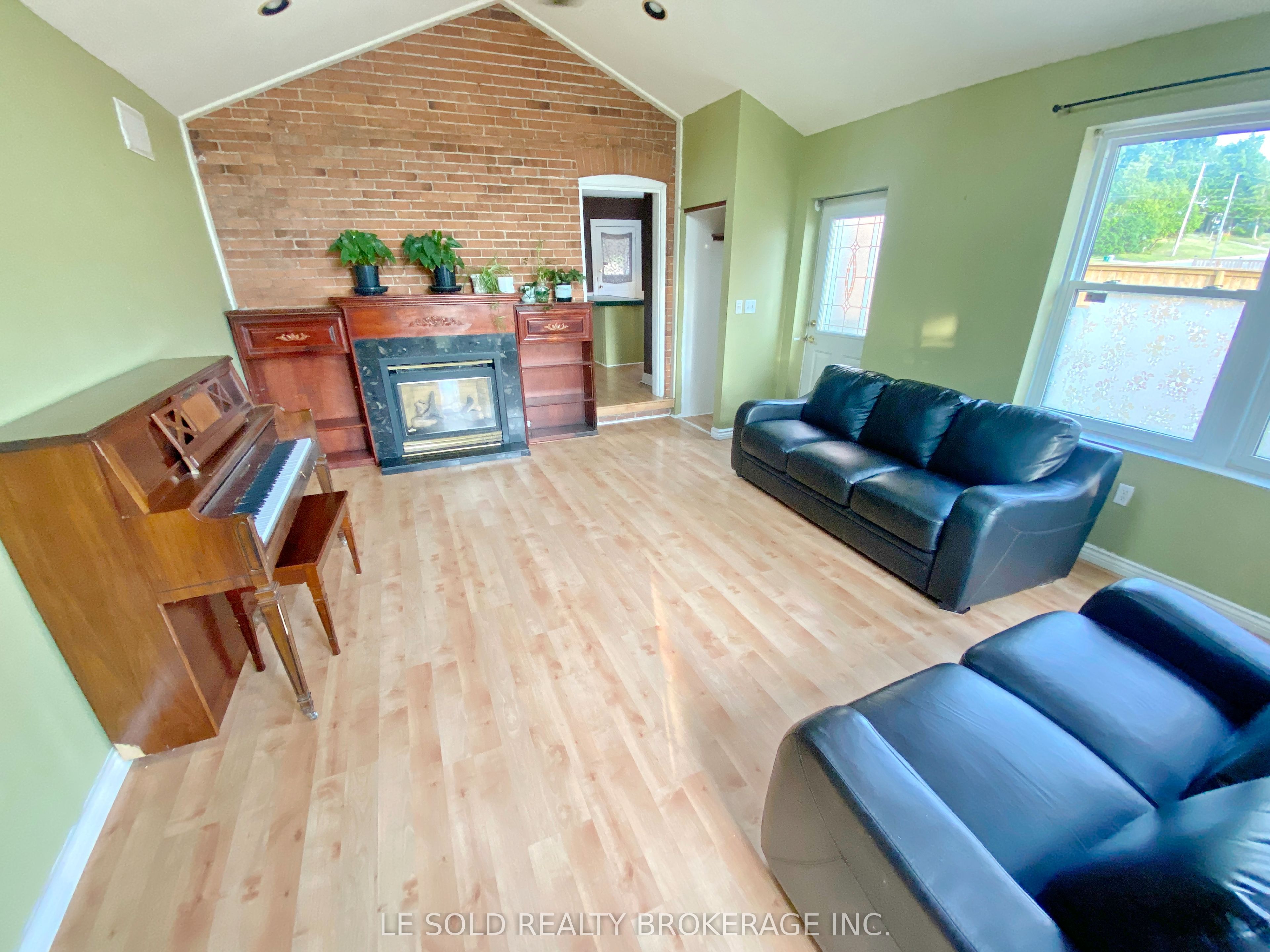 438 Osborne Street Property Photo 7