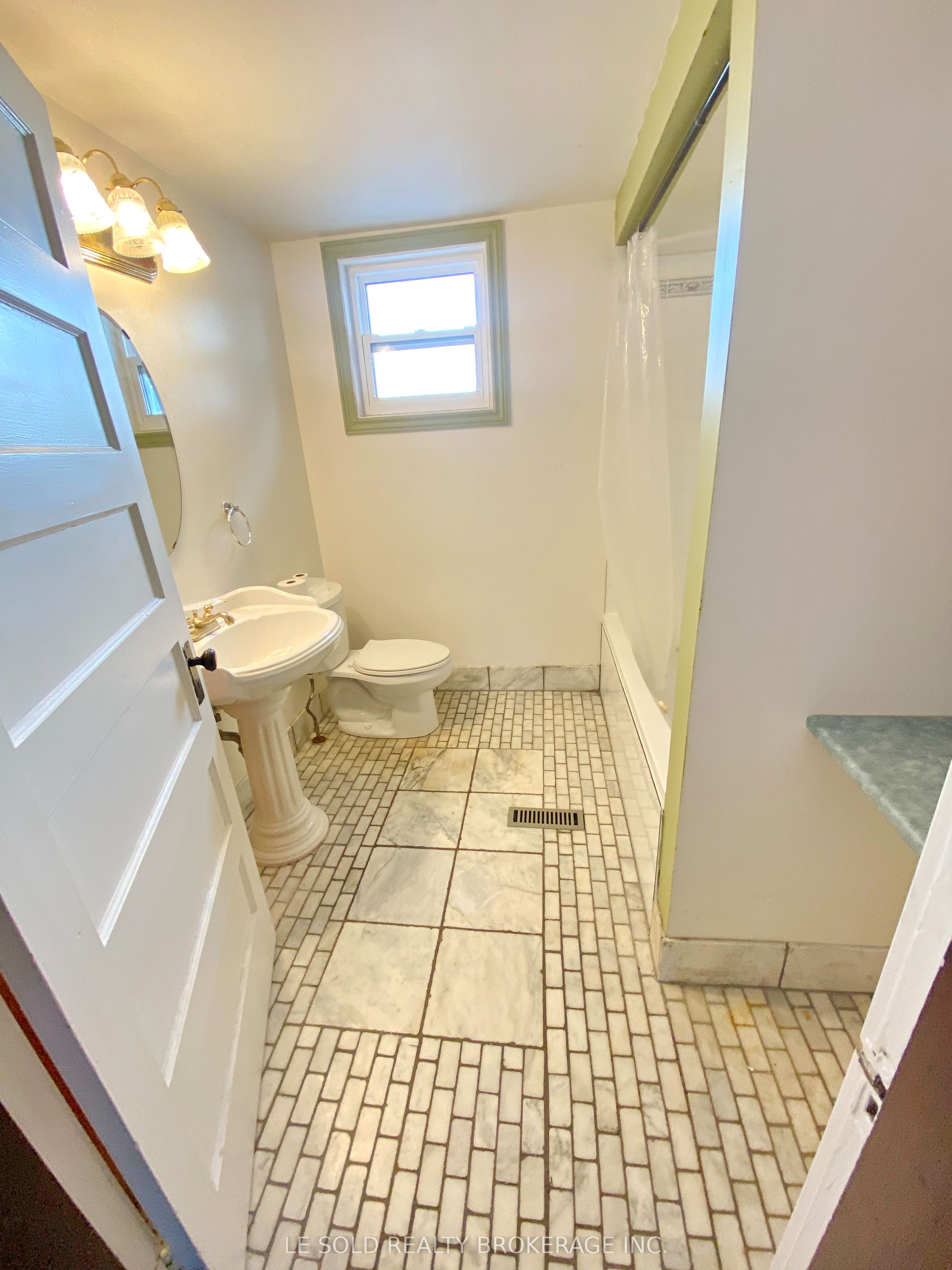 438 Osborne St Property Photo 21