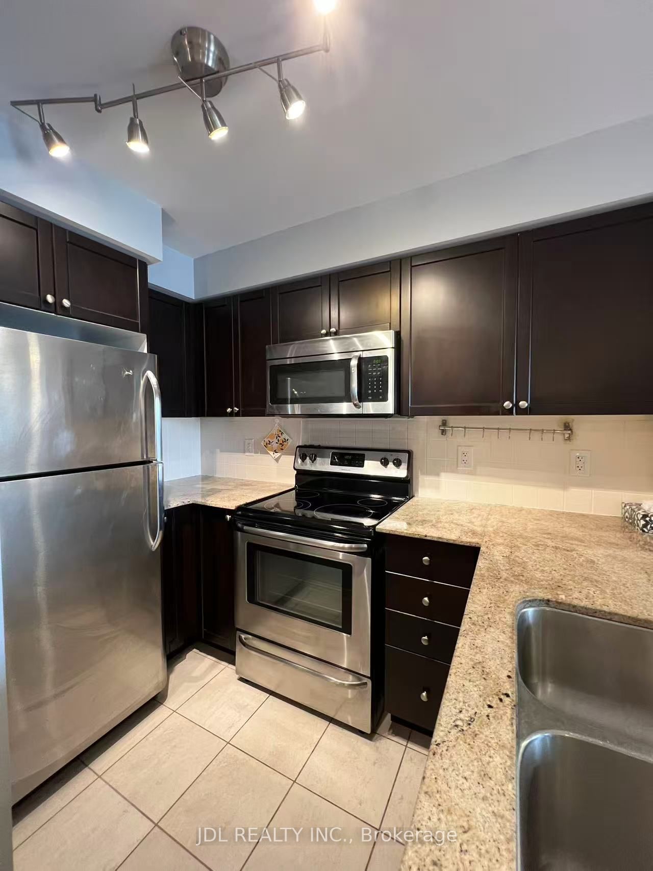 75 King William Cres Property Photo 6
