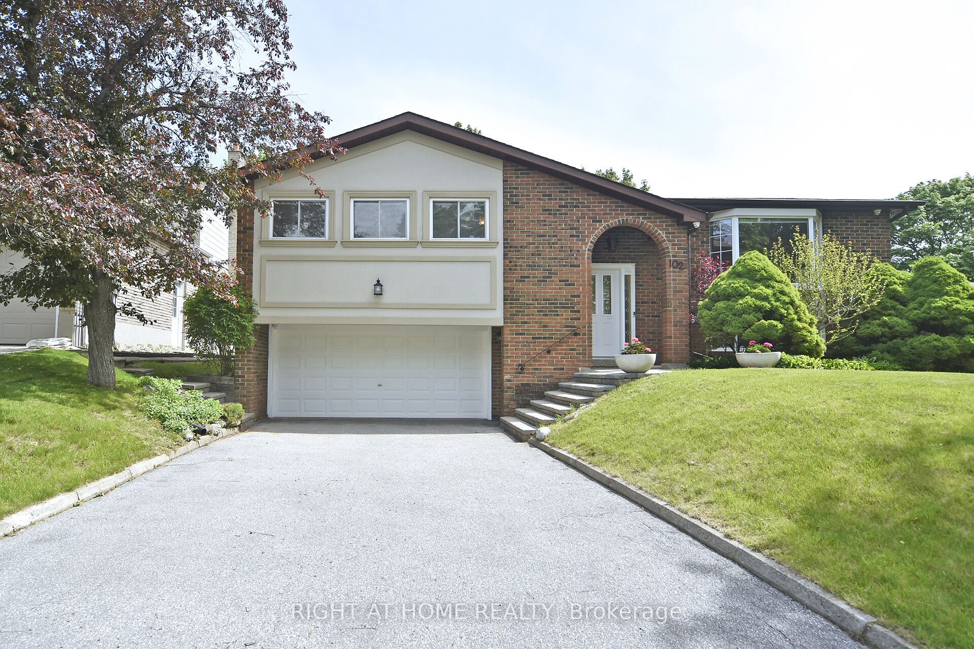 102 Romfield Circuit Property Photo 1