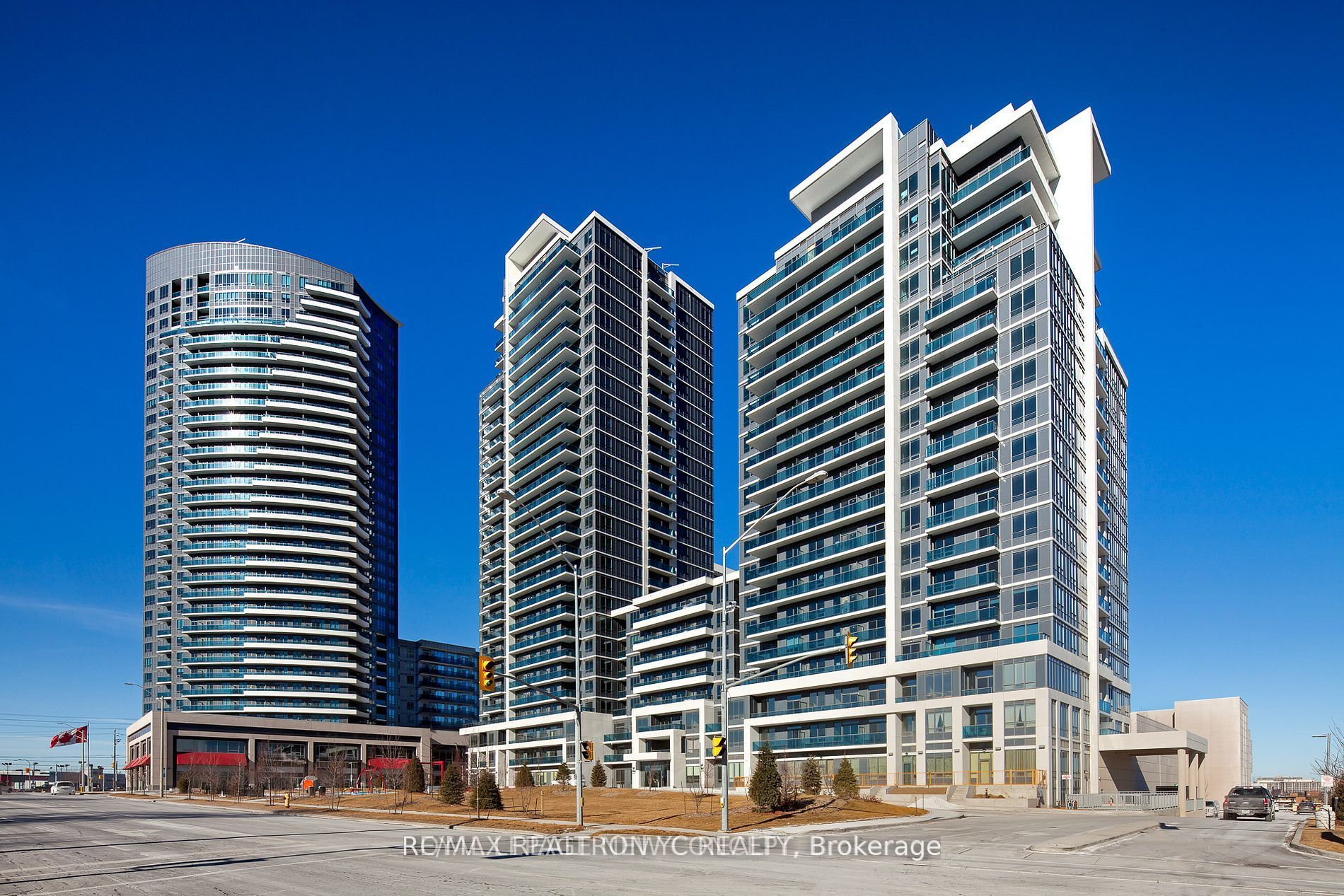 7171 Yonge St Property Photo 1