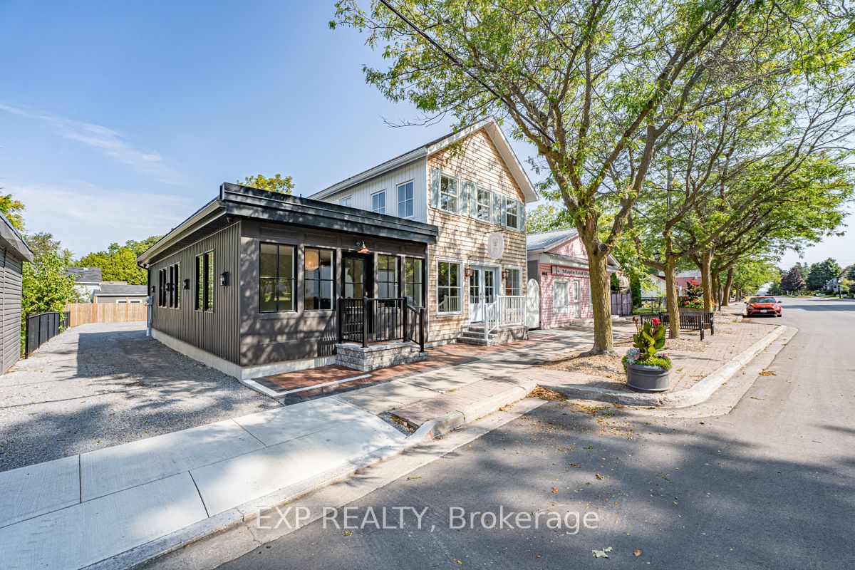 944 Lake Dr E Property Photo 1