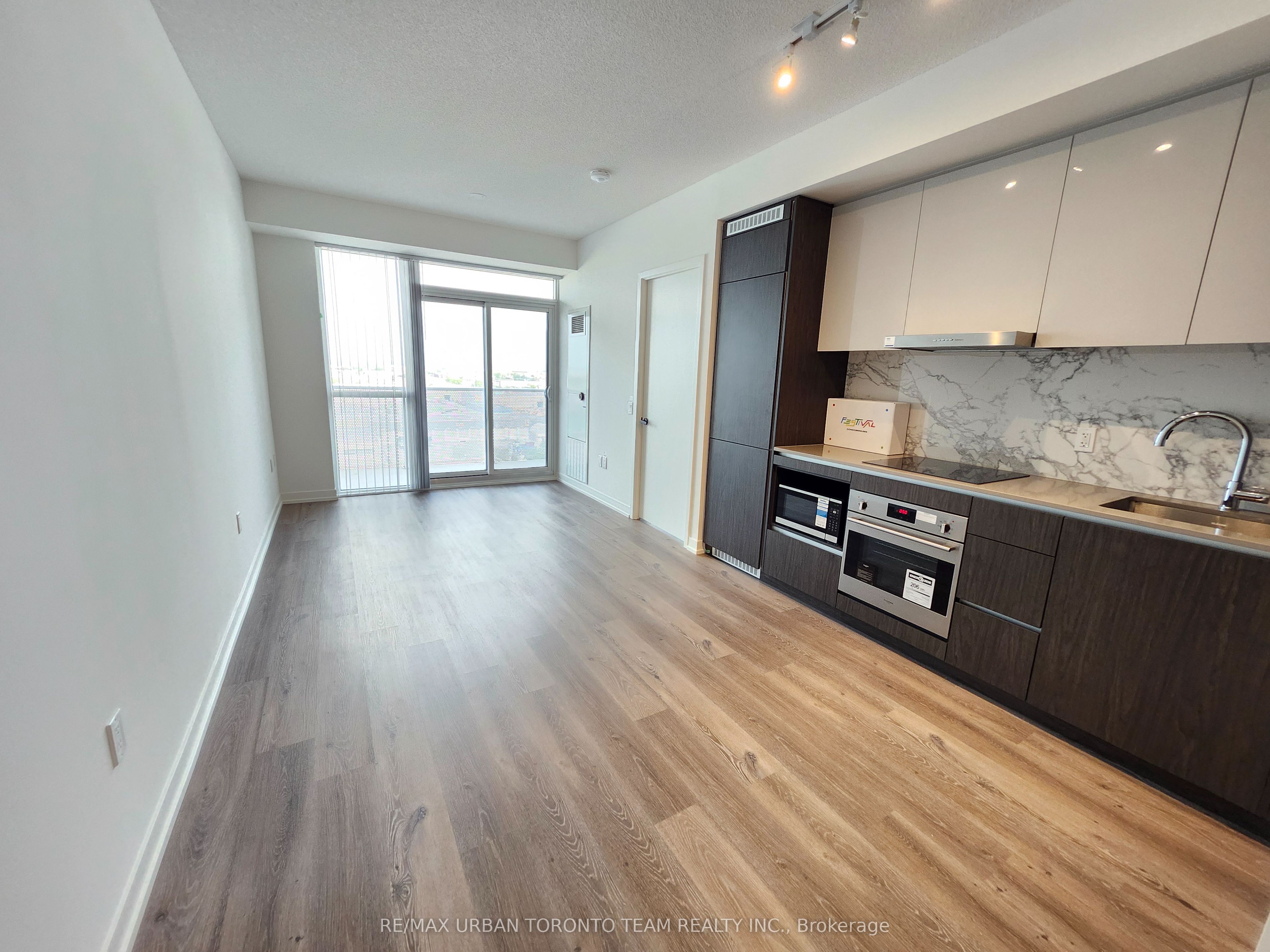 28 Interchange Way Property Photo 1