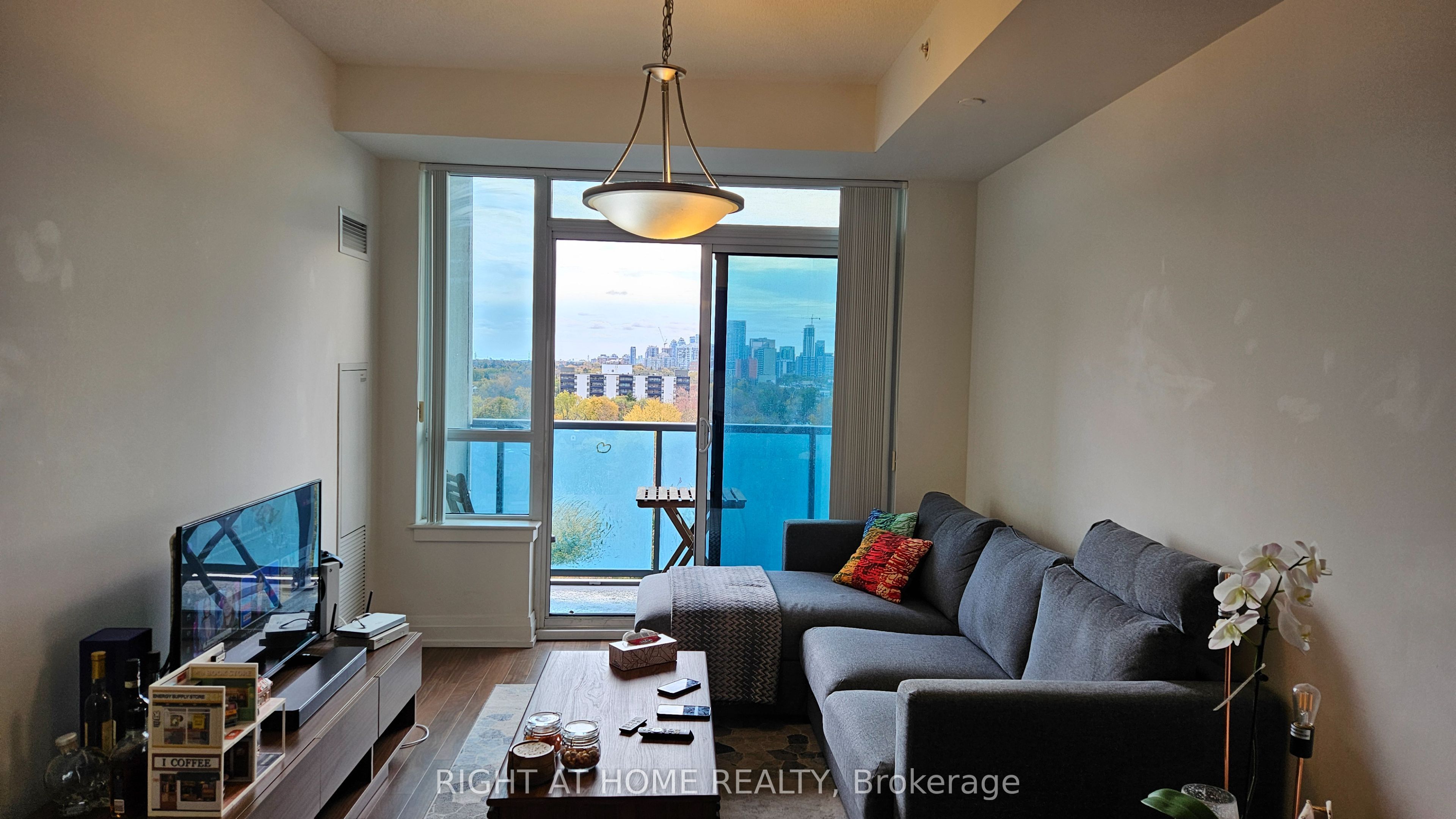 7167 Yonge St Property Photo 1