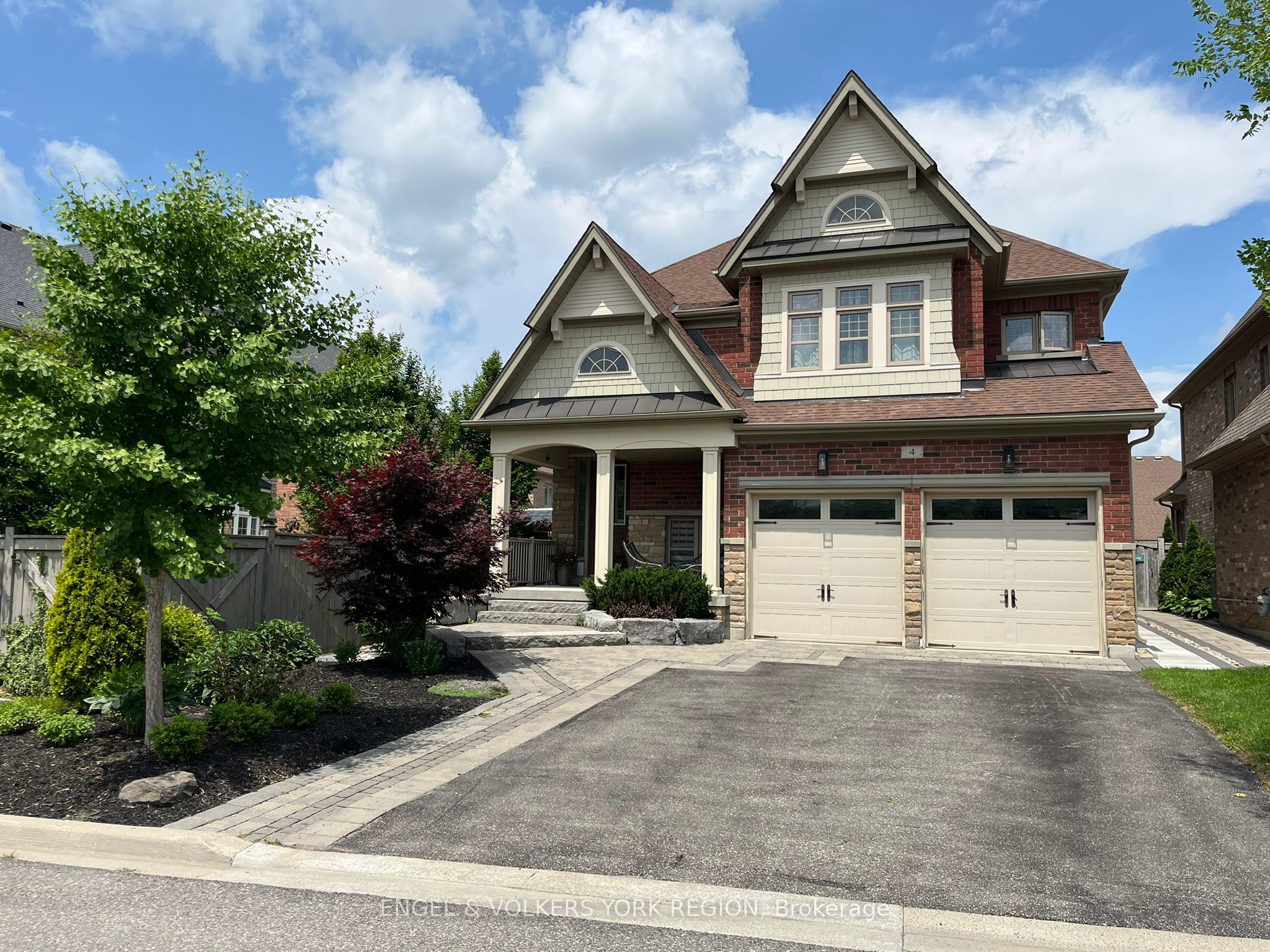 4 Valley Point Cres Property Photo 1