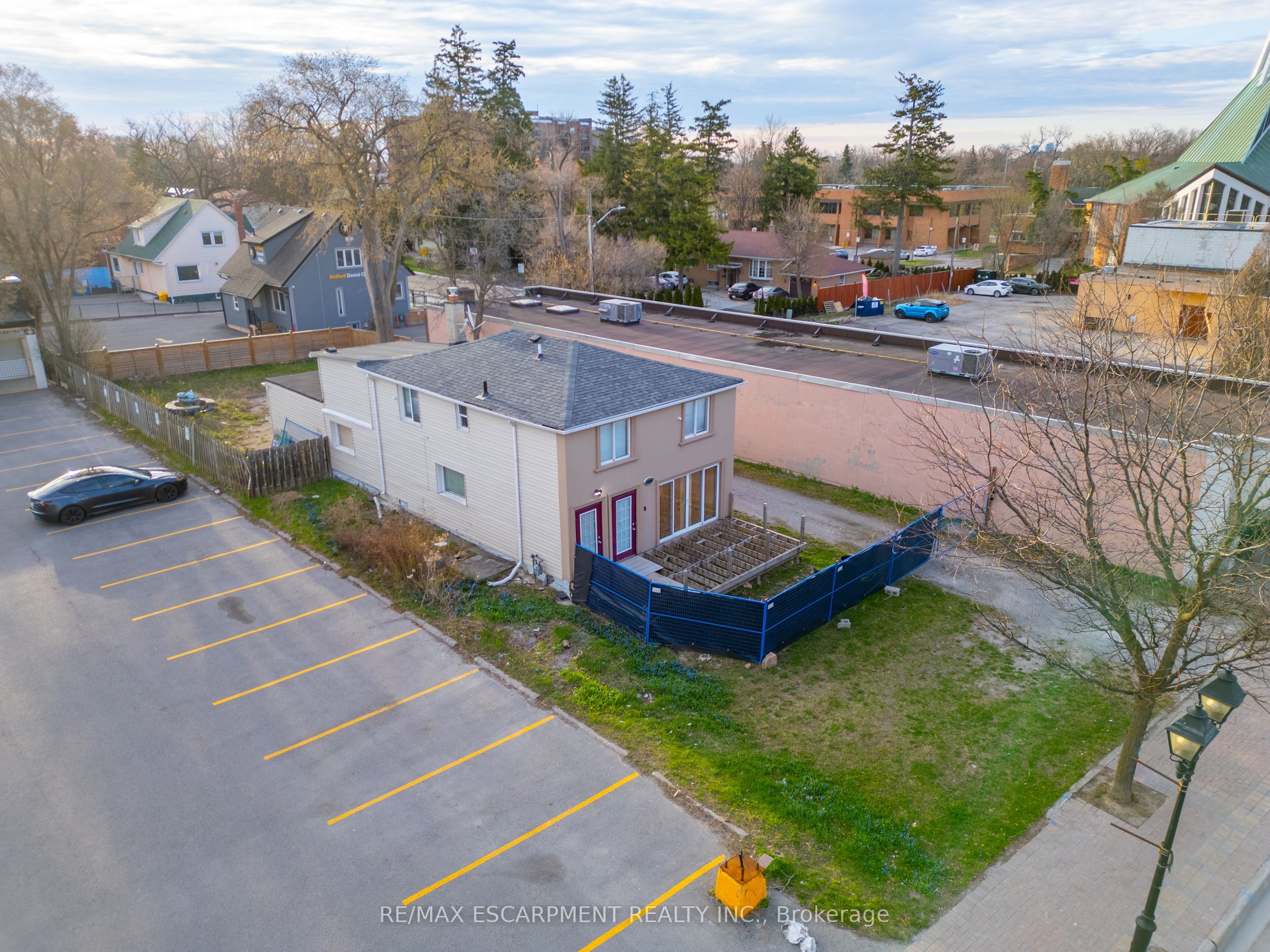 10329 Yonge St Property Photo