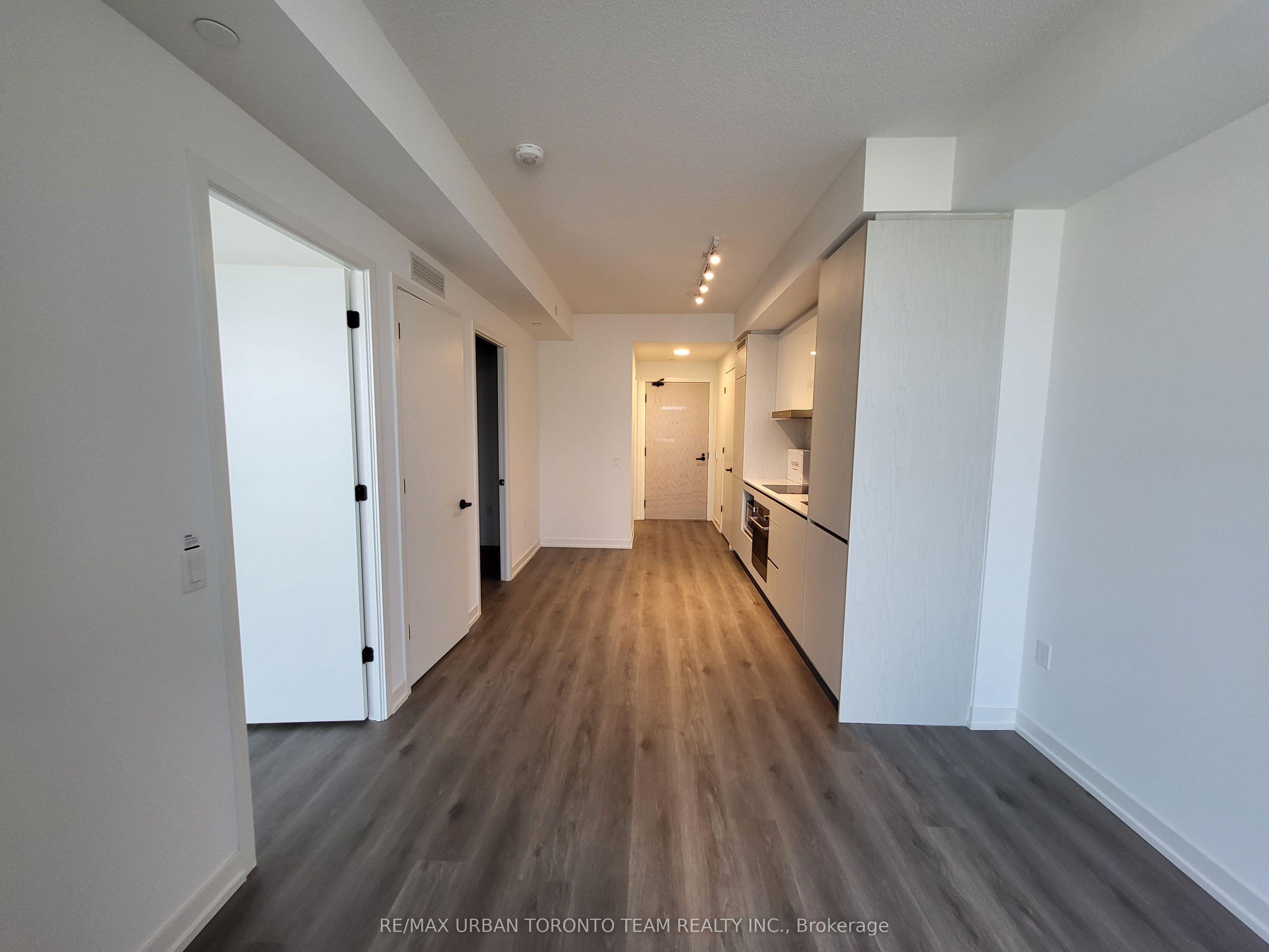 28 Interchange Way Property Photo 1
