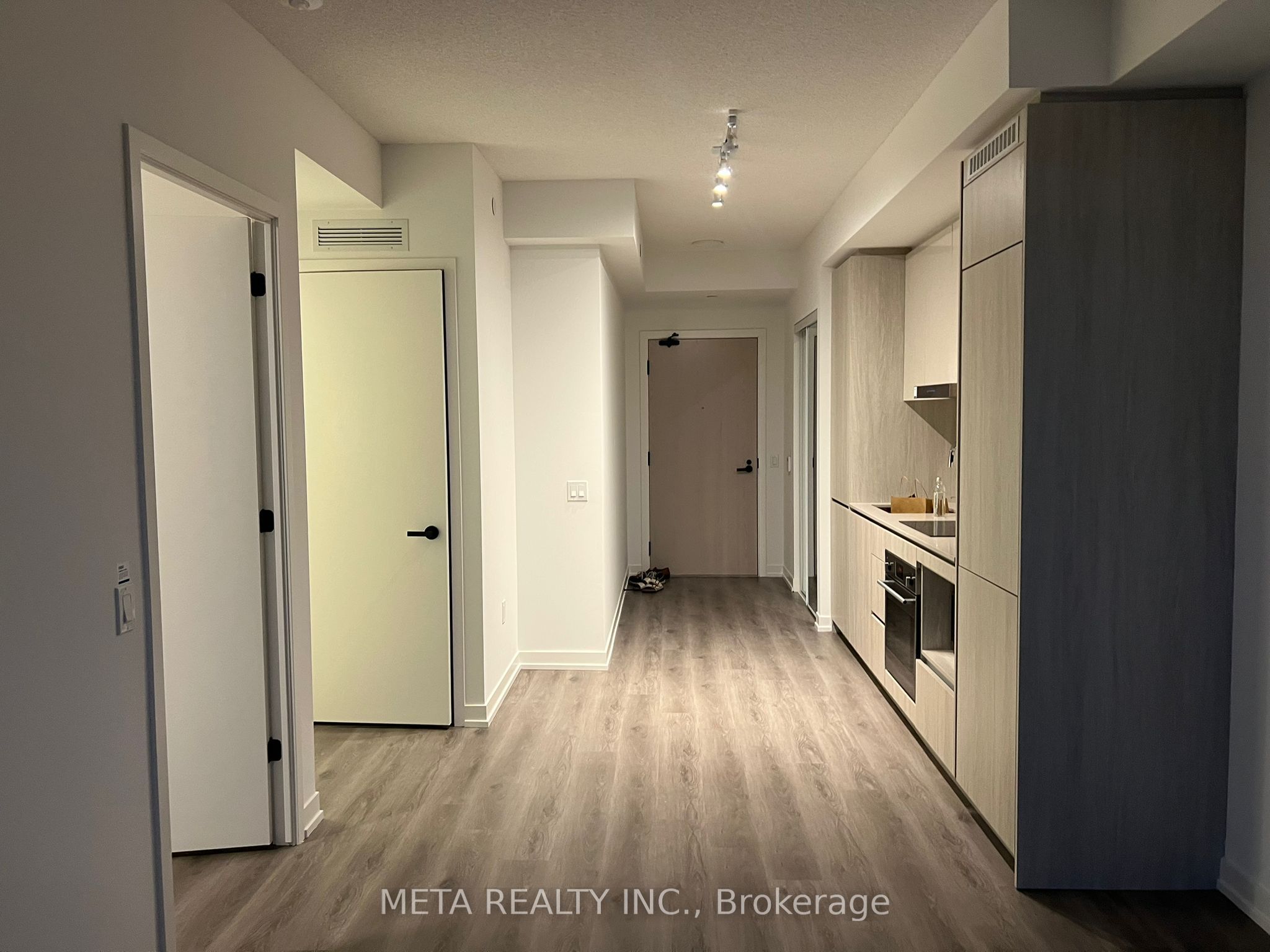 28 Interchange Way Property Photo 1