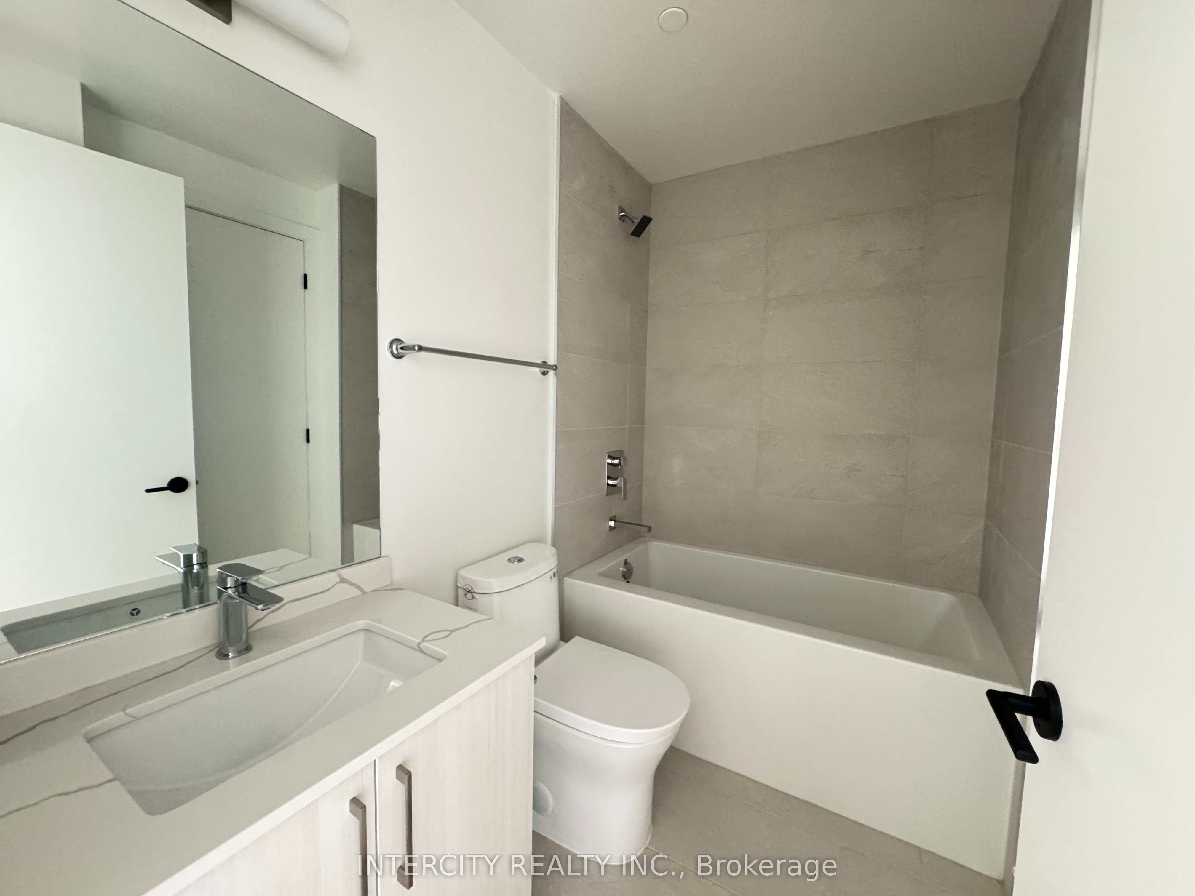 2075 King Road 245 Property Photo 3