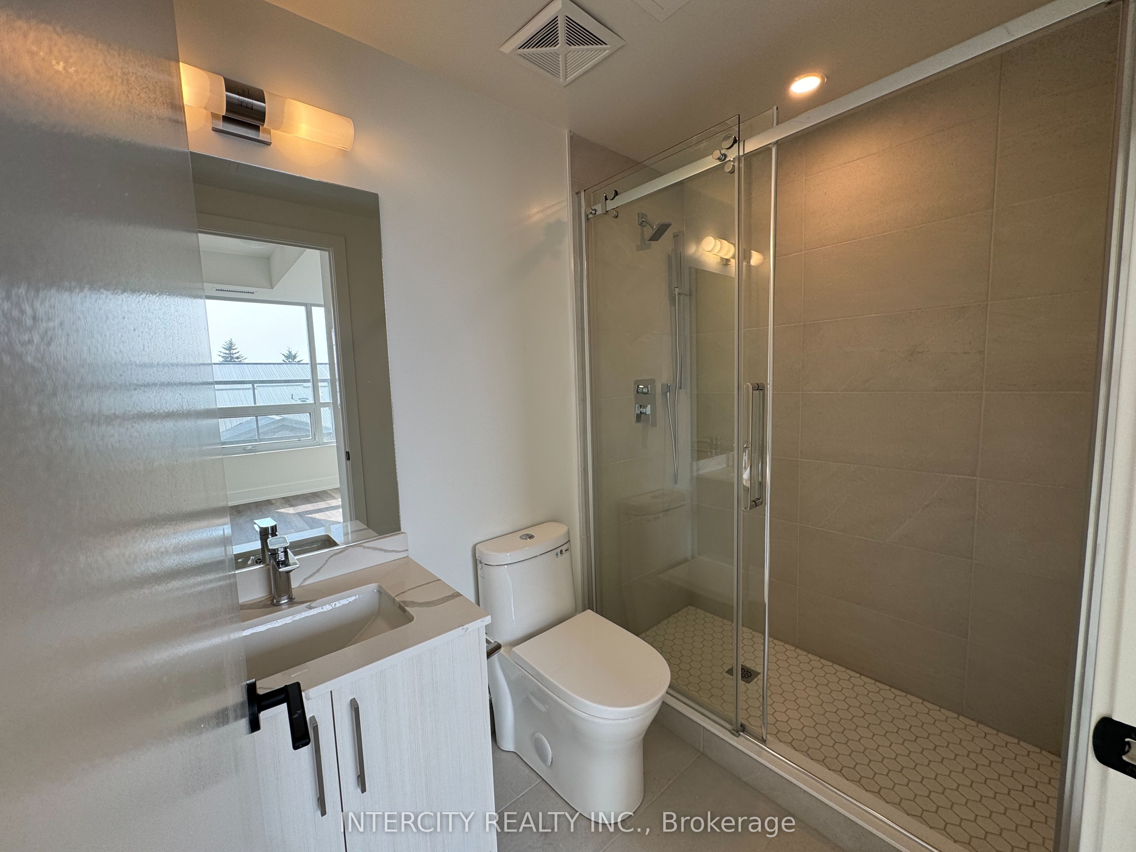 2075 King Road 245 Property Photo 9