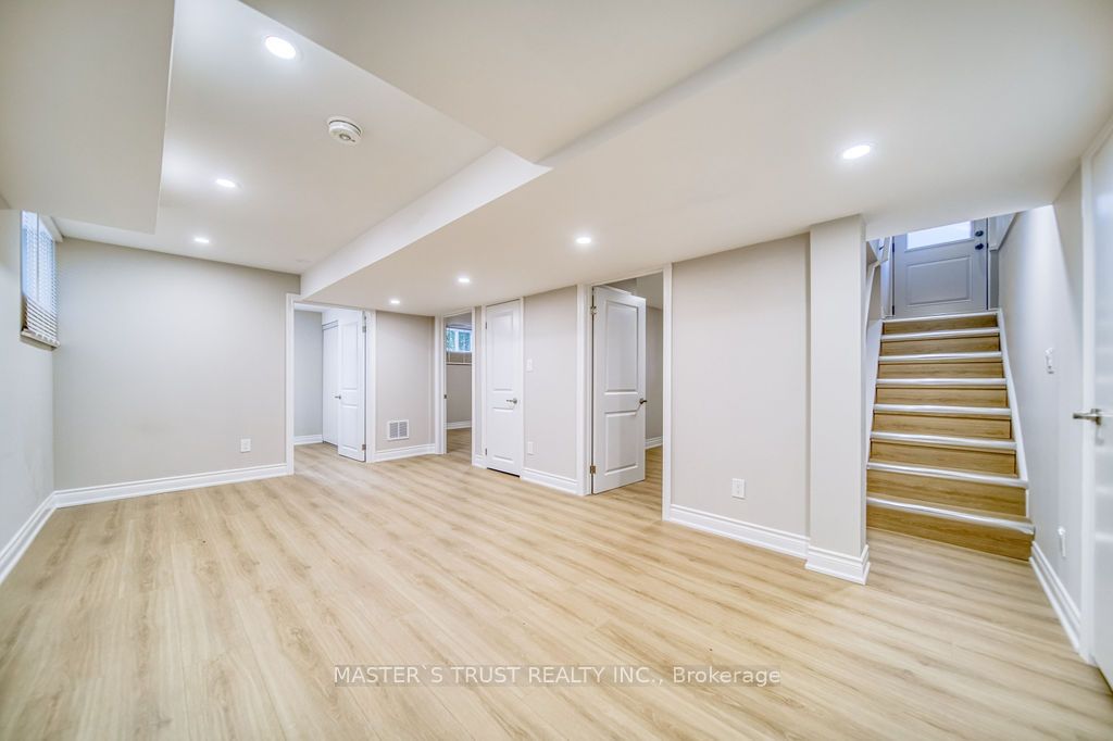 82 Oxford Street Basement Property Photo 5