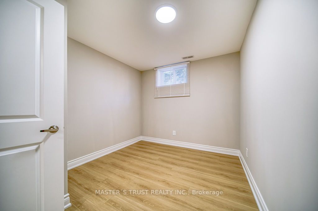 82 Oxford Street Basement Property Photo 13
