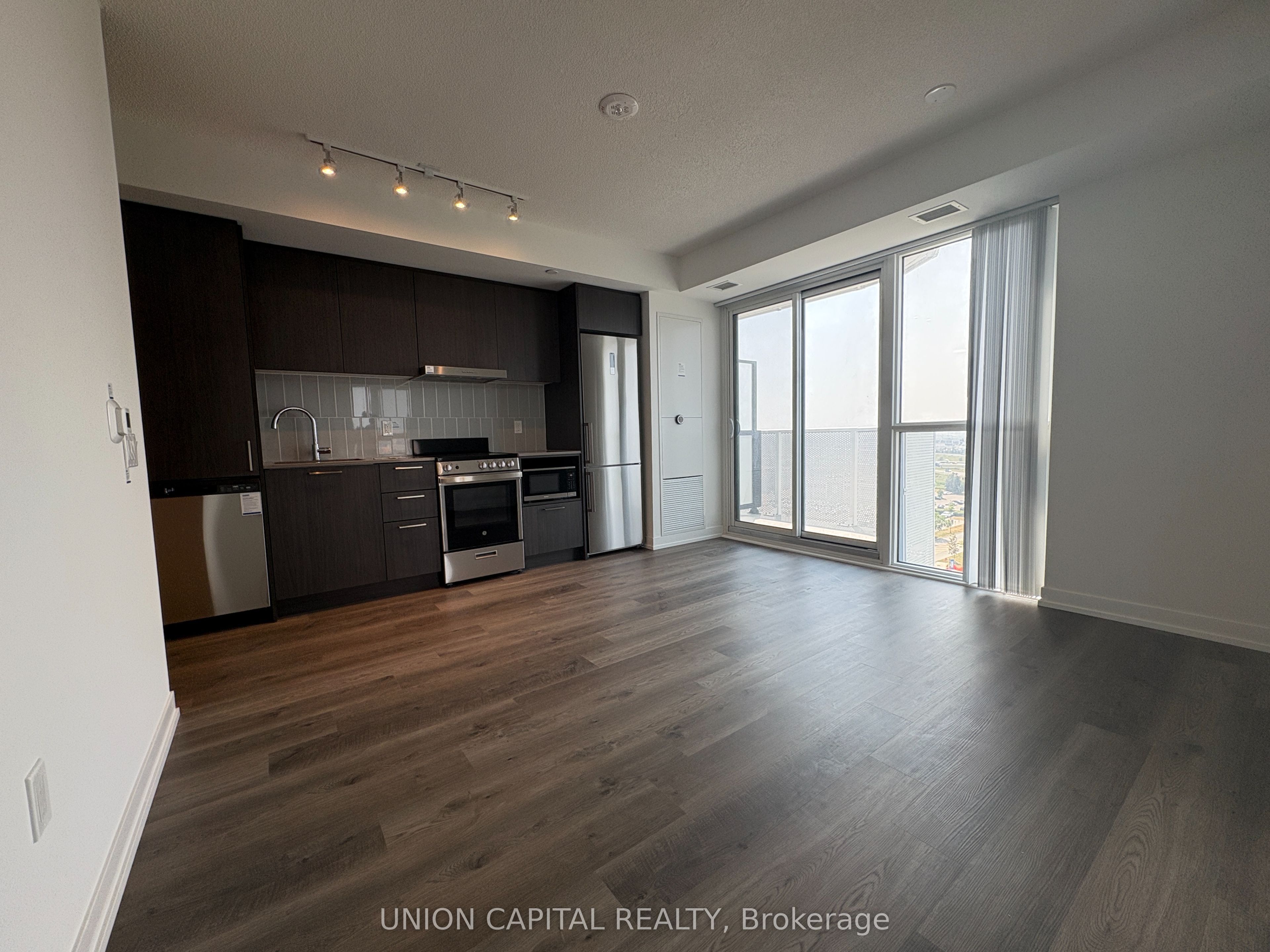195 Commerce St Property Photo 1