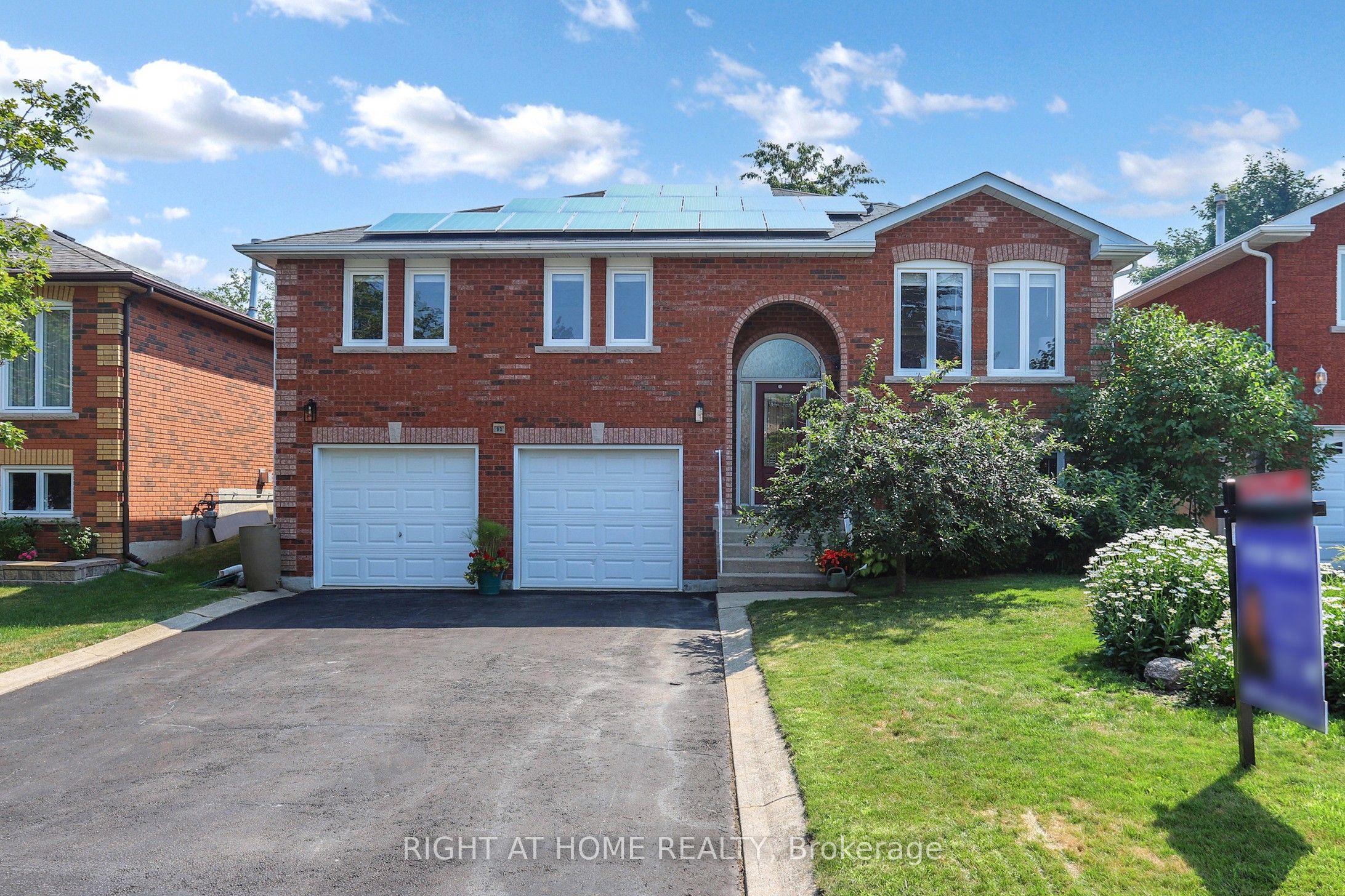 93 Compton Cres Property Photo 1