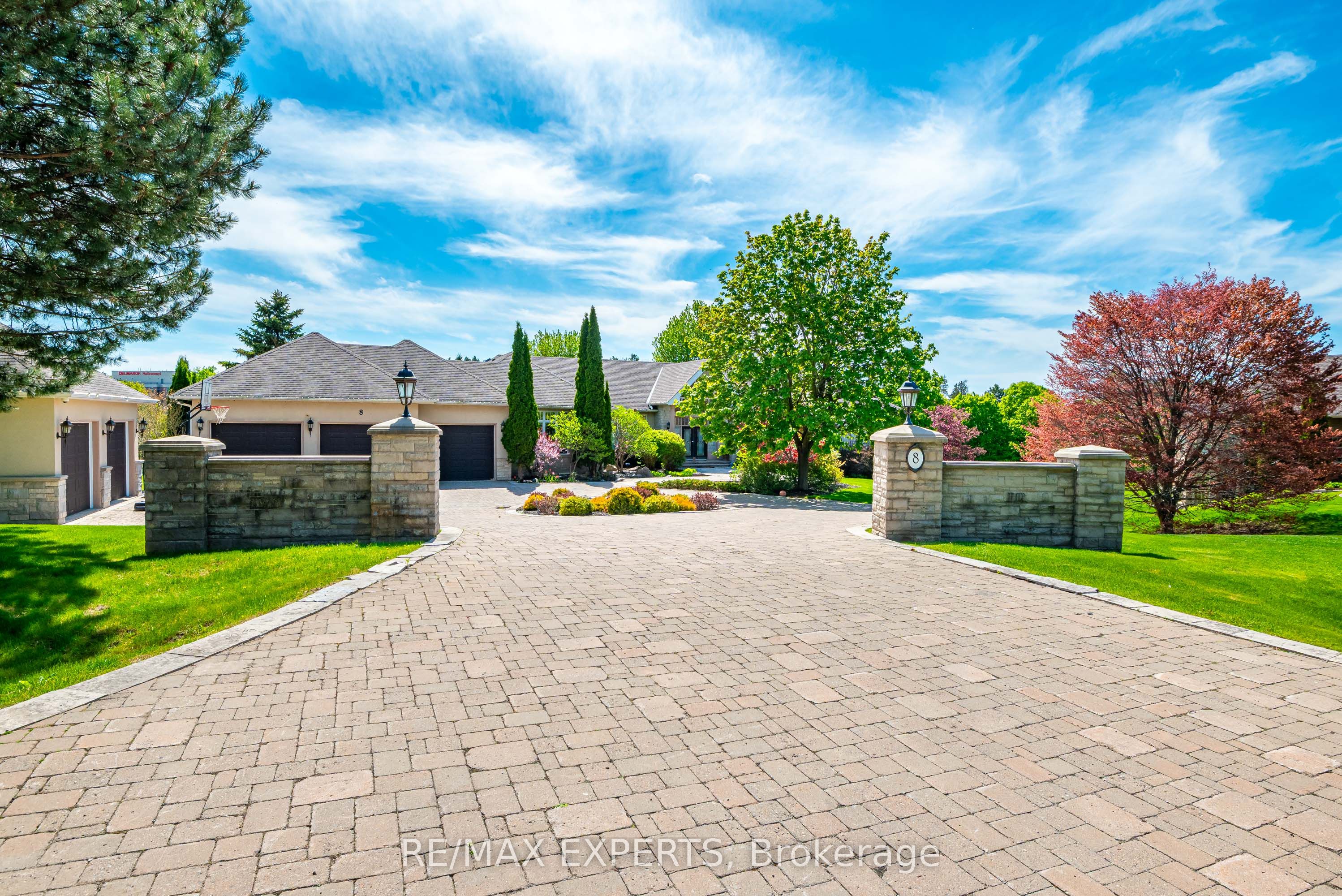 8 Alm Ct Property Photo 1