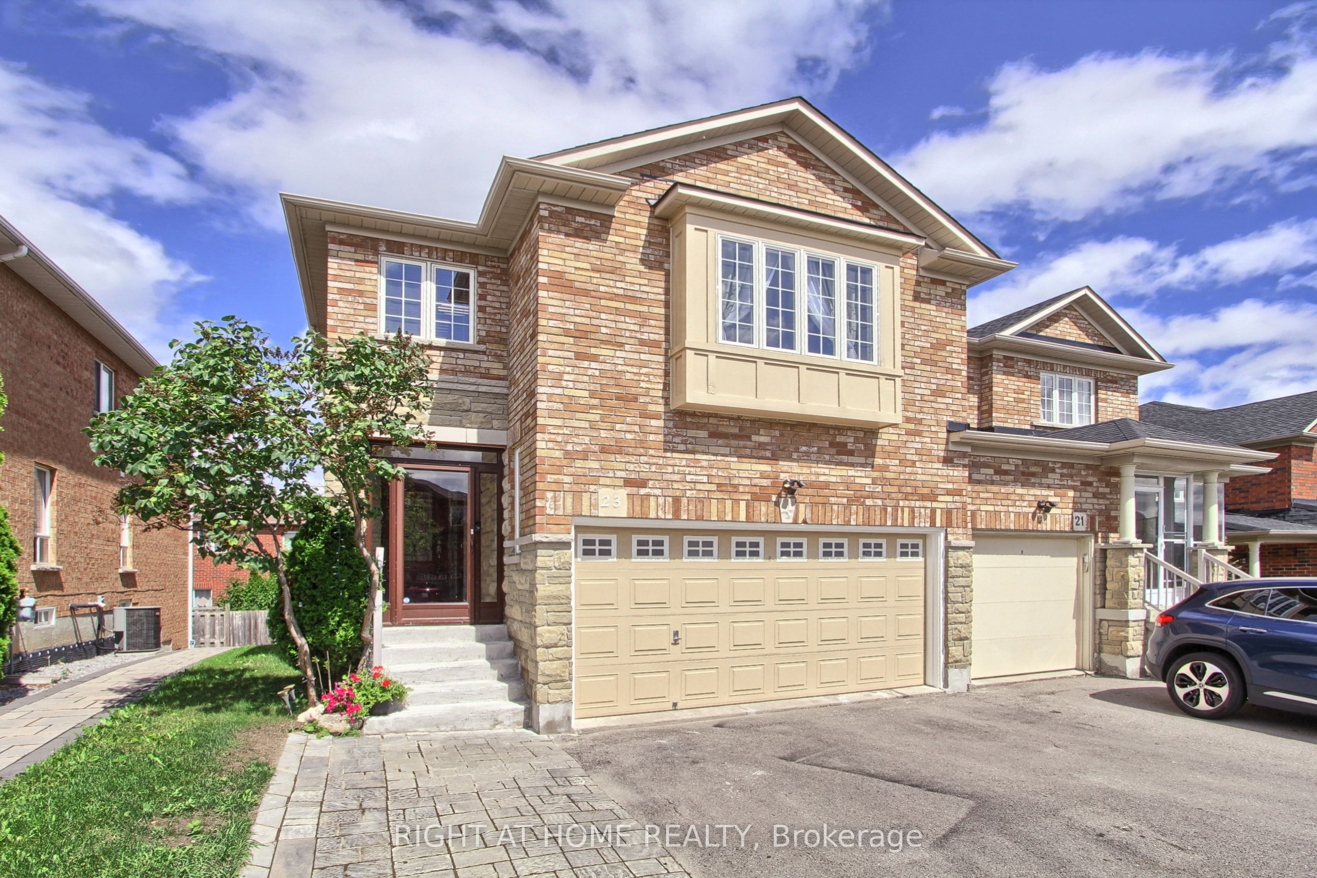 23 Maffey Crescent E Property Photo 1