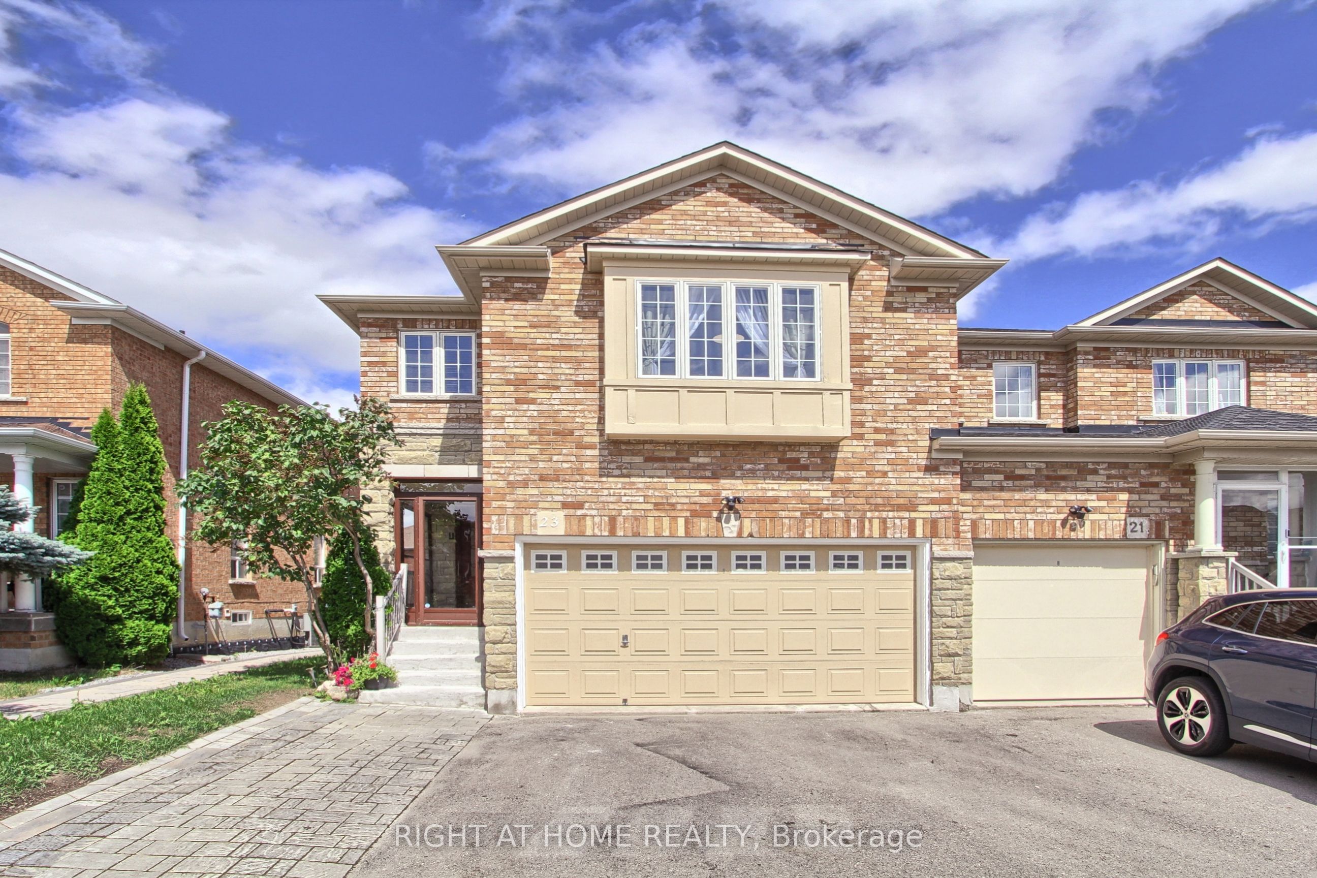23 Maffey Crescent E Property Photo 2