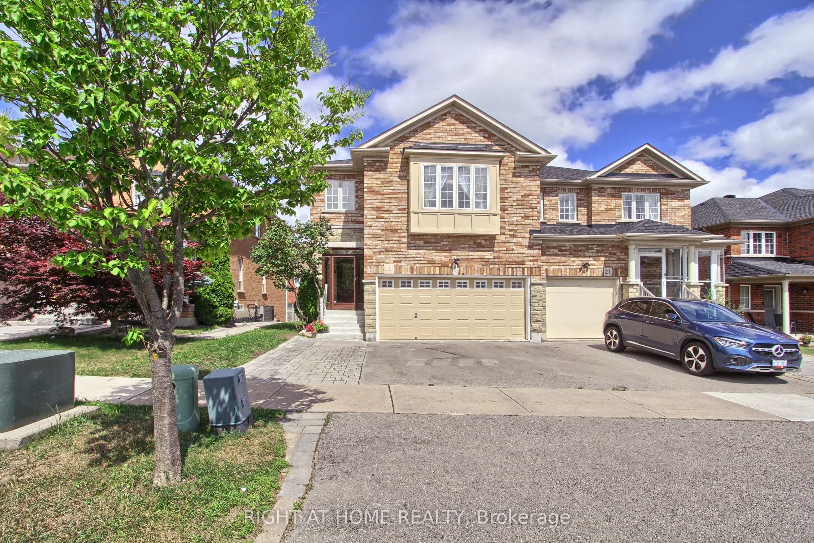 23 Maffey Crescent E Property Photo 3