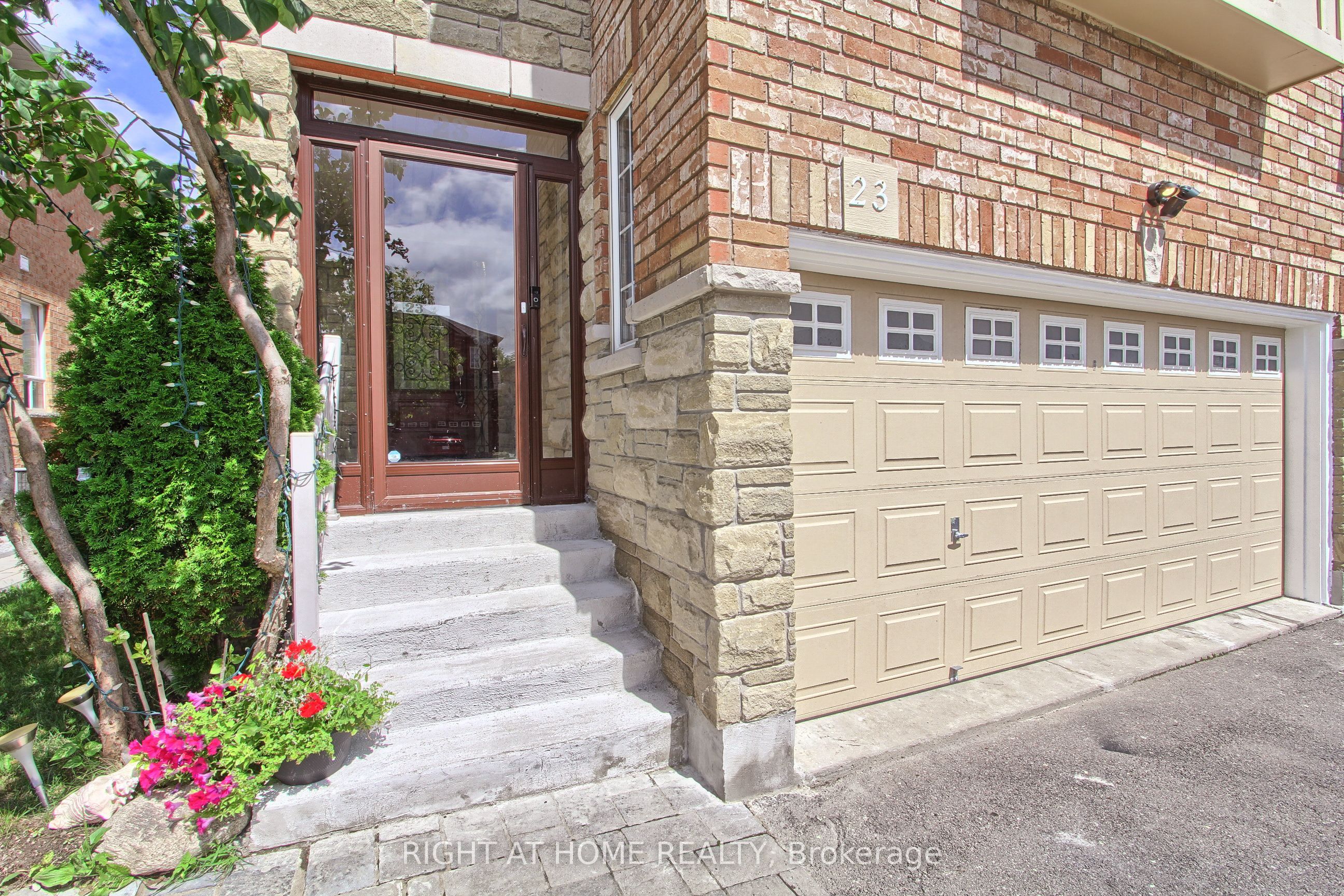 23 Maffey Crescent E Property Photo 5