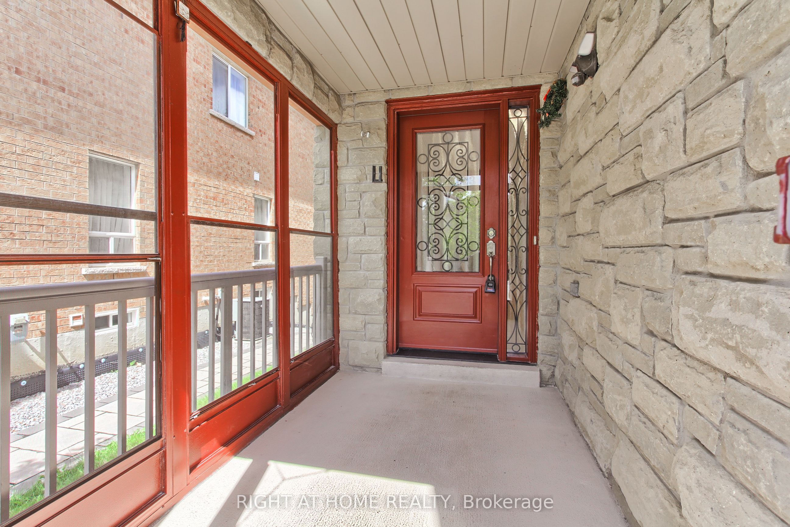 23 Maffey Crescent E Property Photo 6