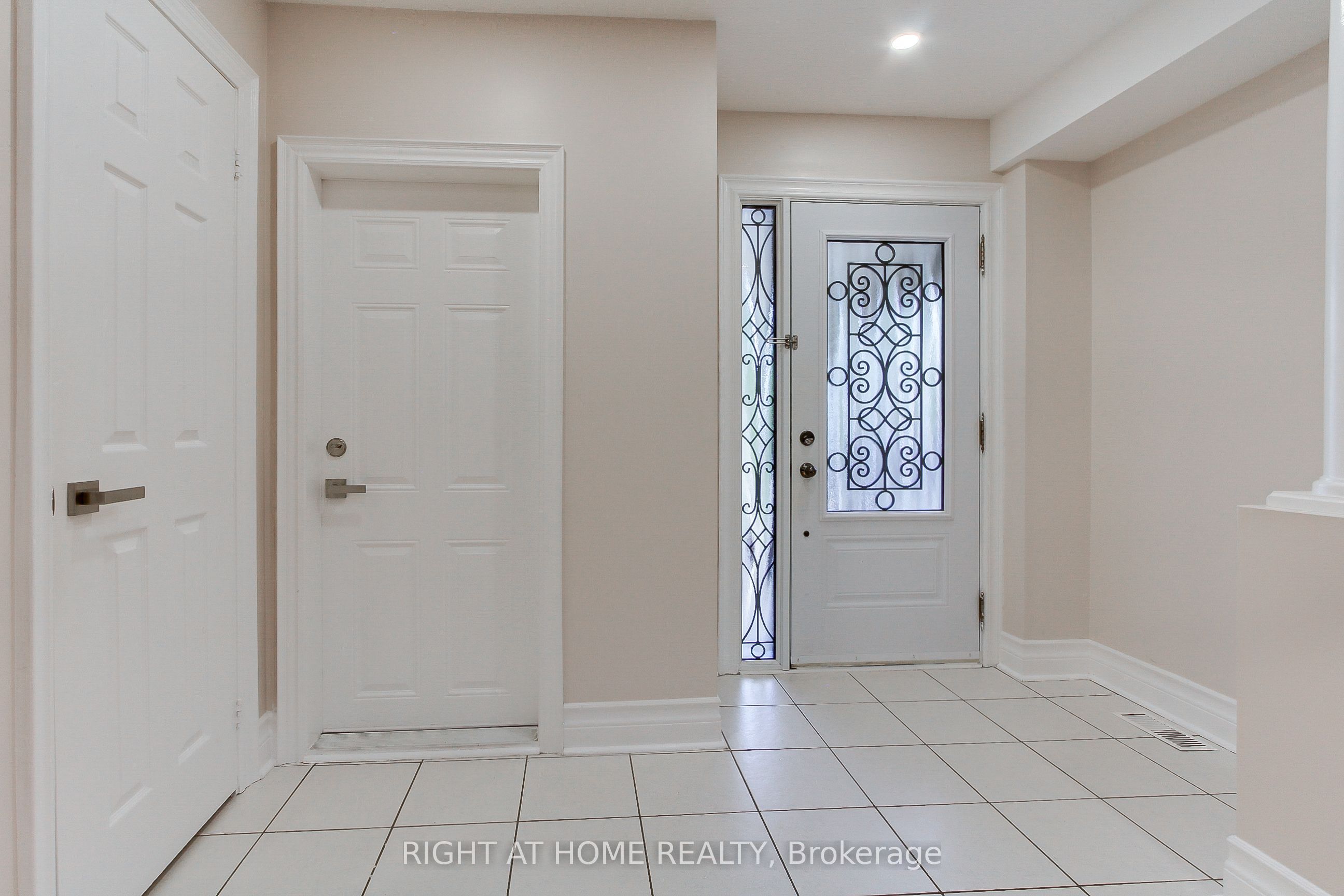 23 Maffey Crescent E Property Photo 7