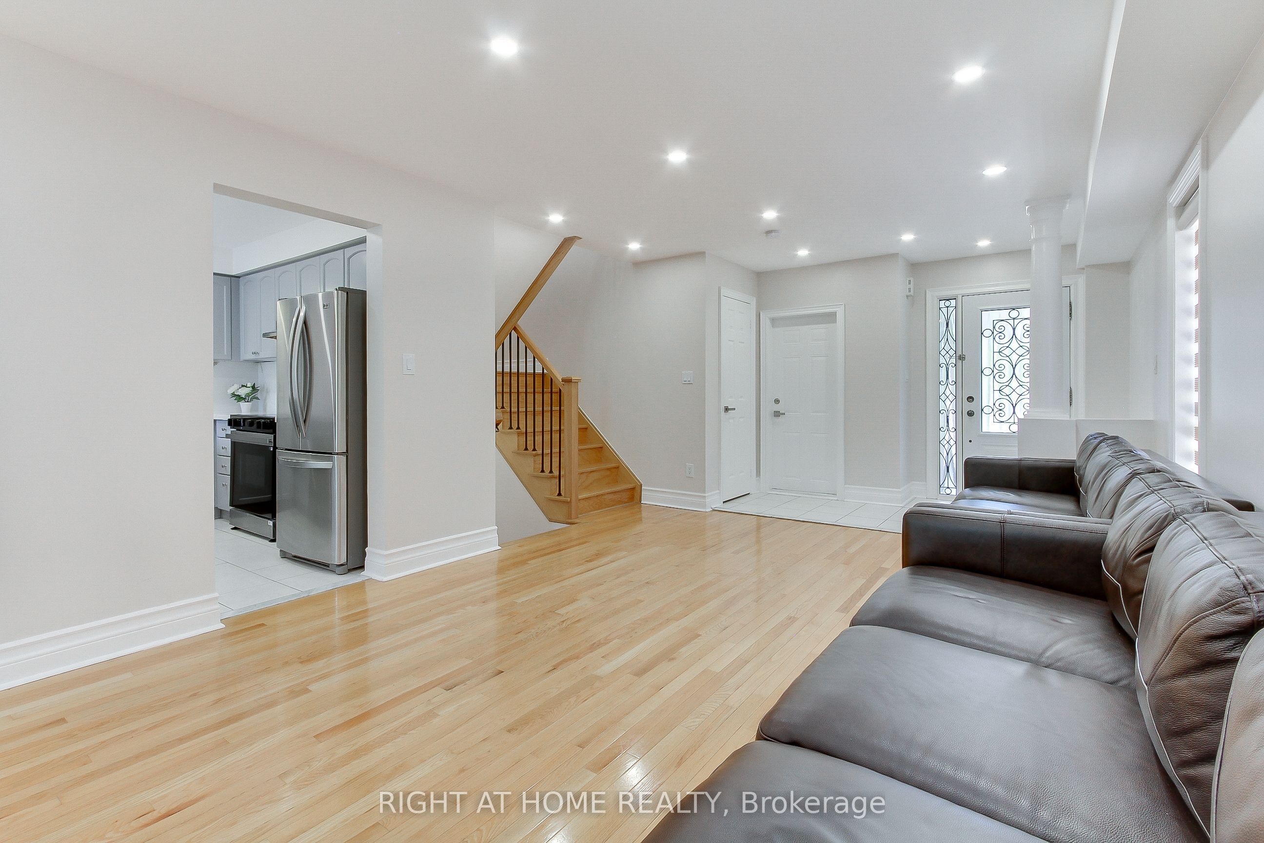 23 Maffey Crescent E Property Photo 12