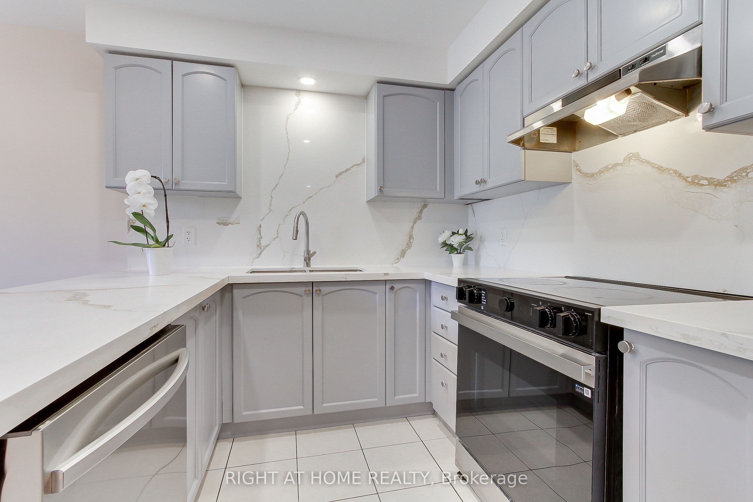 23 Maffey Crescent E Property Photo 14