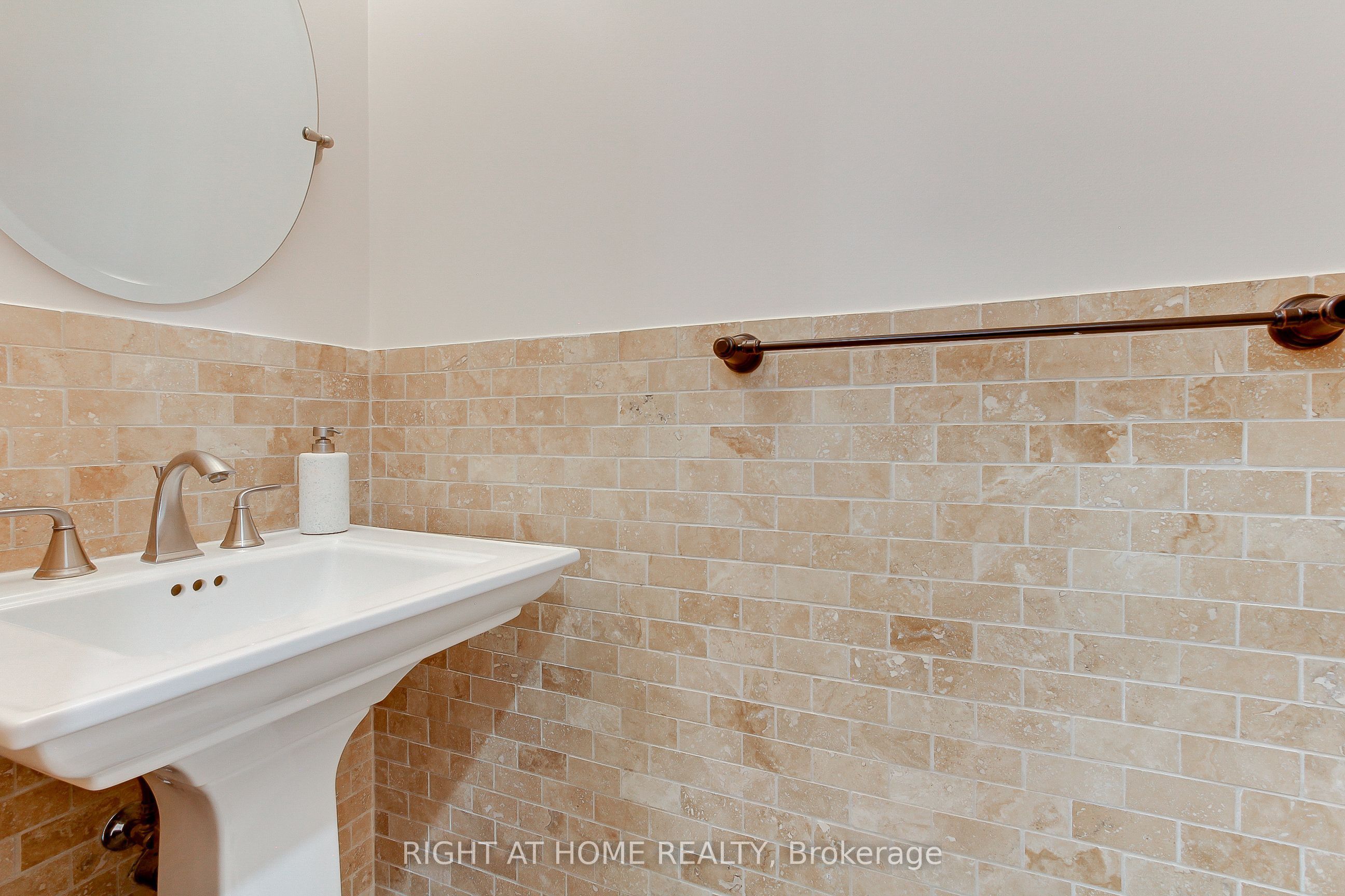 23 Maffey Crescent E Property Photo 23