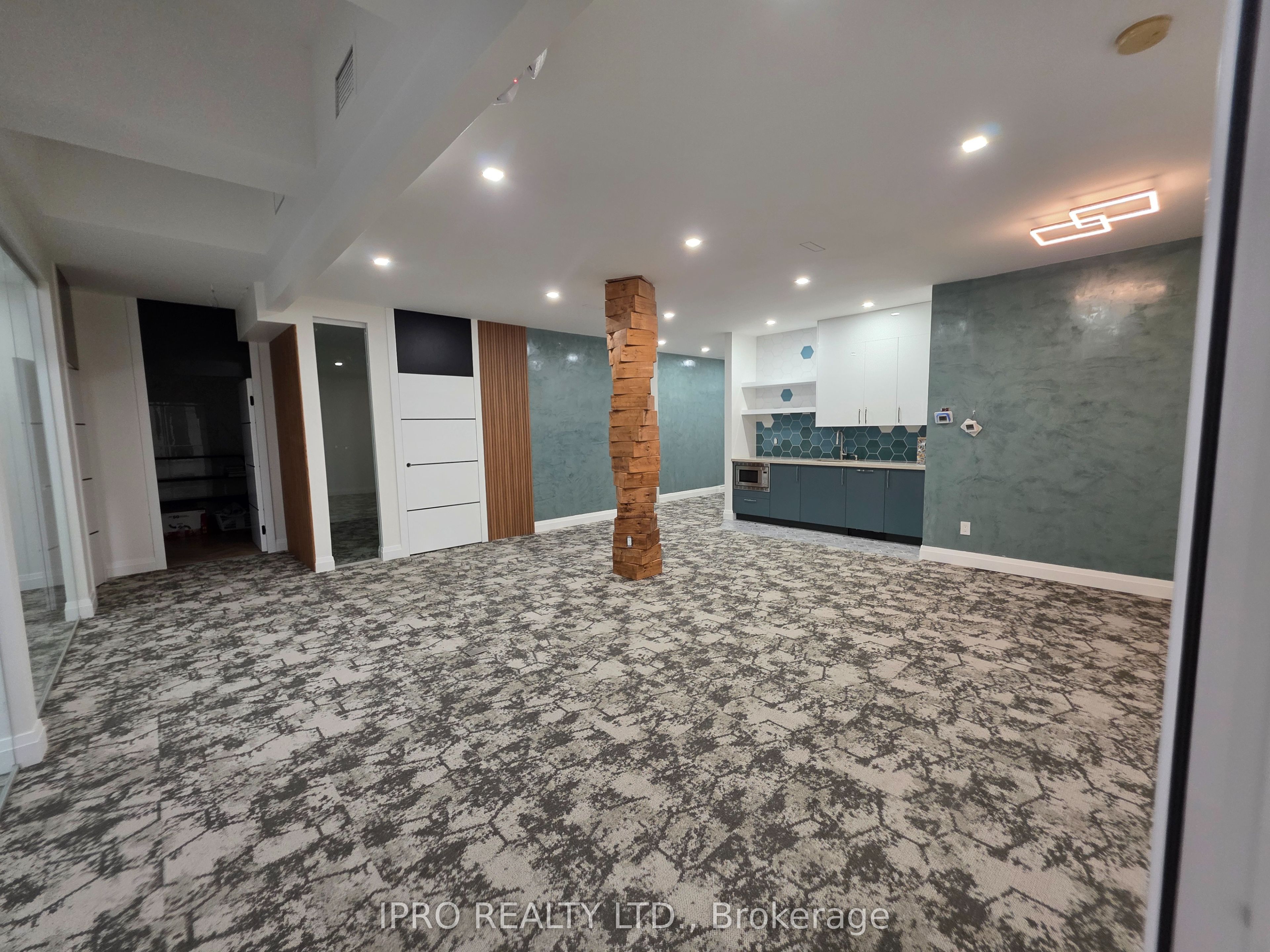 8119 Yonge Street Property Photo 1