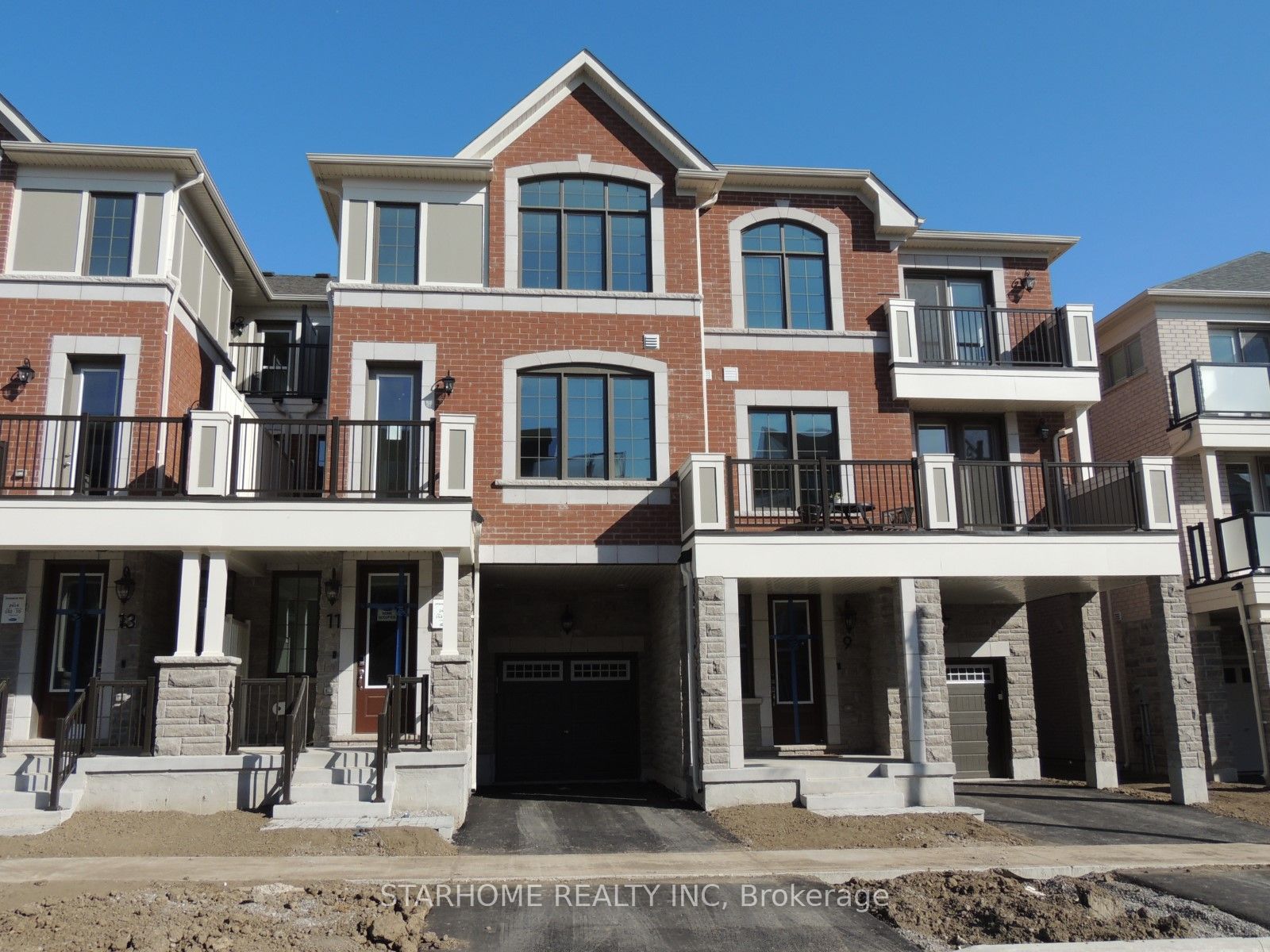 11 Avani Ave Property Photo 1