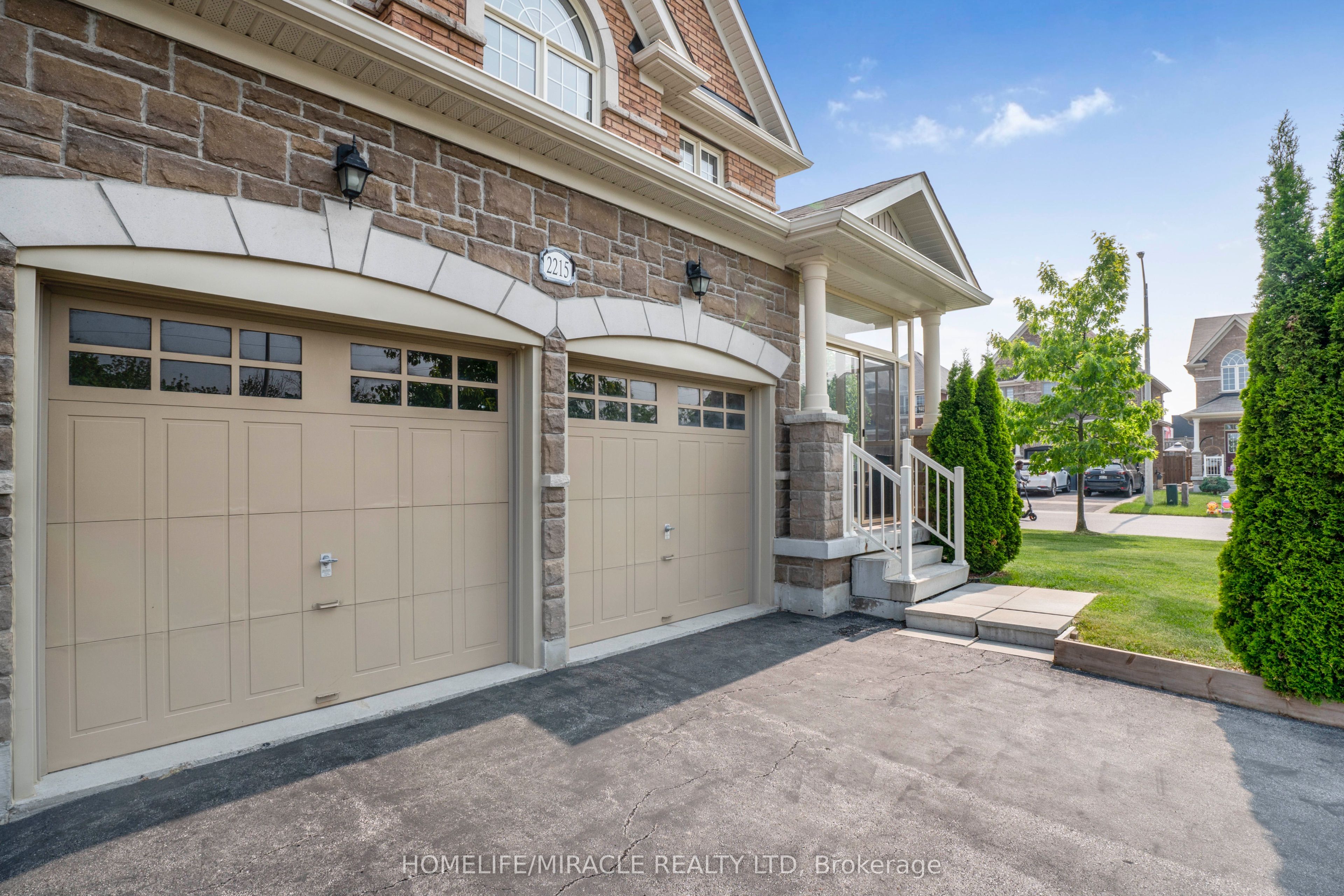 2215 Dawson Crescent Property Photo 3