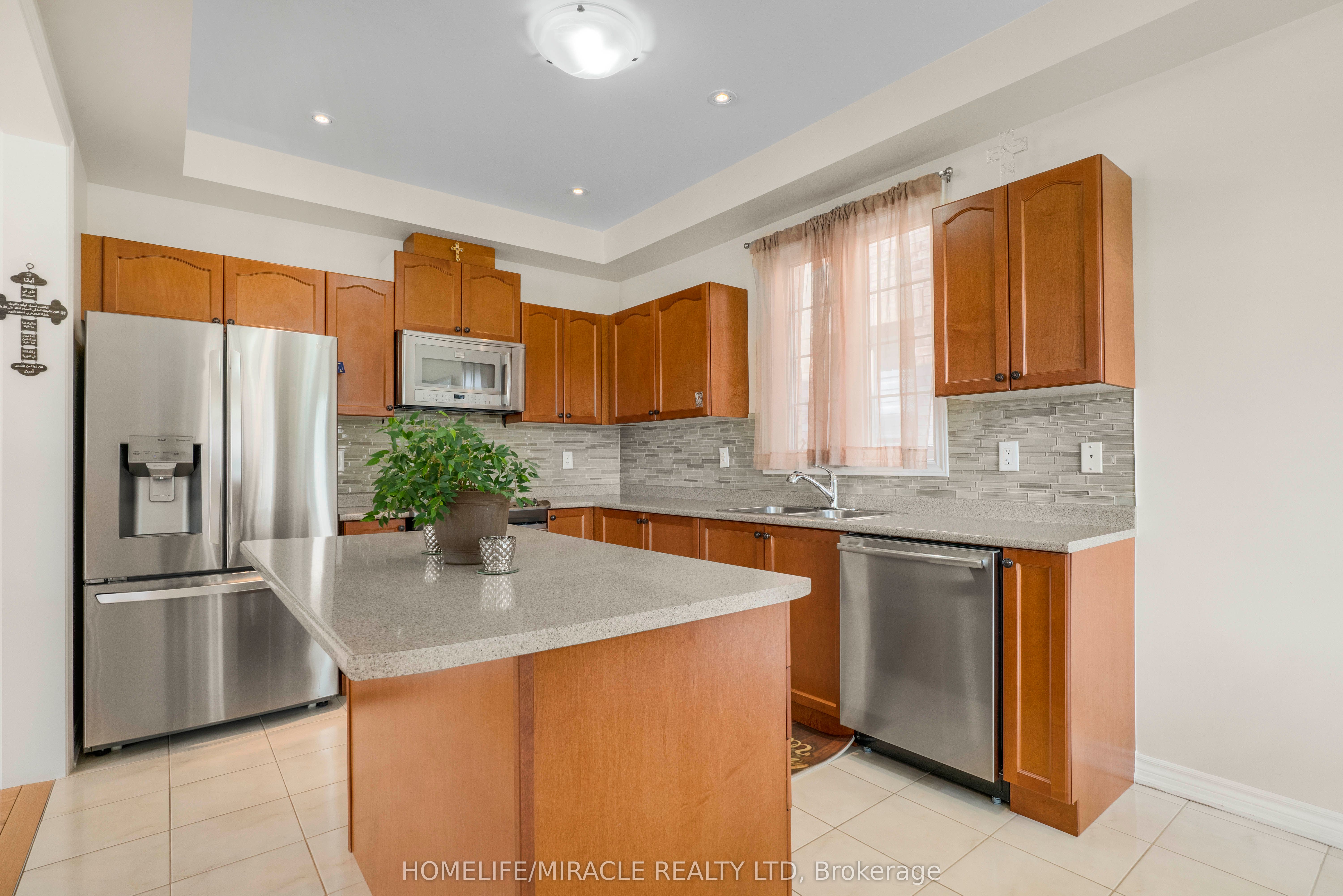 2215 Dawson Crescent Property Photo 7