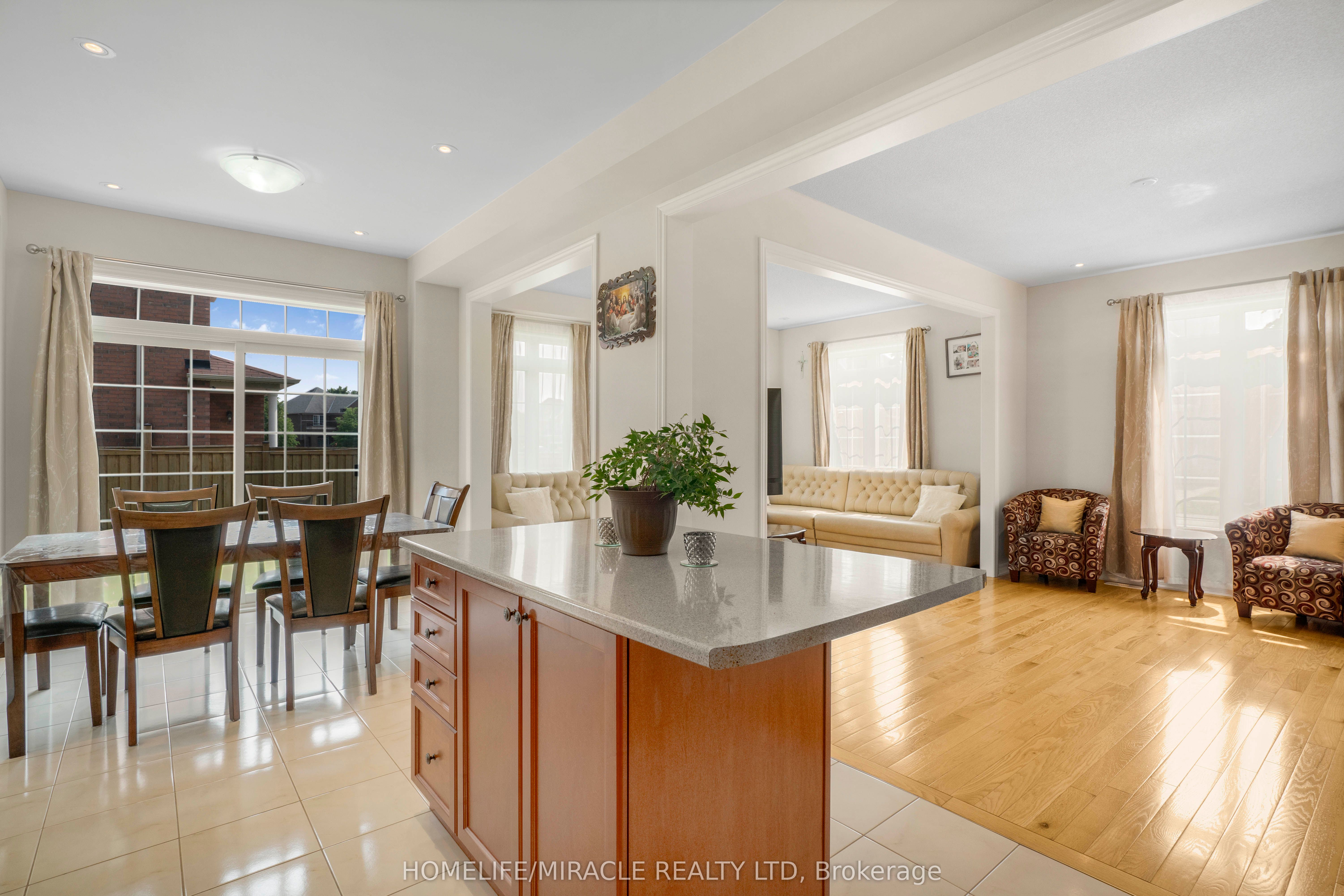 2215 Dawson Crescent Property Photo 12