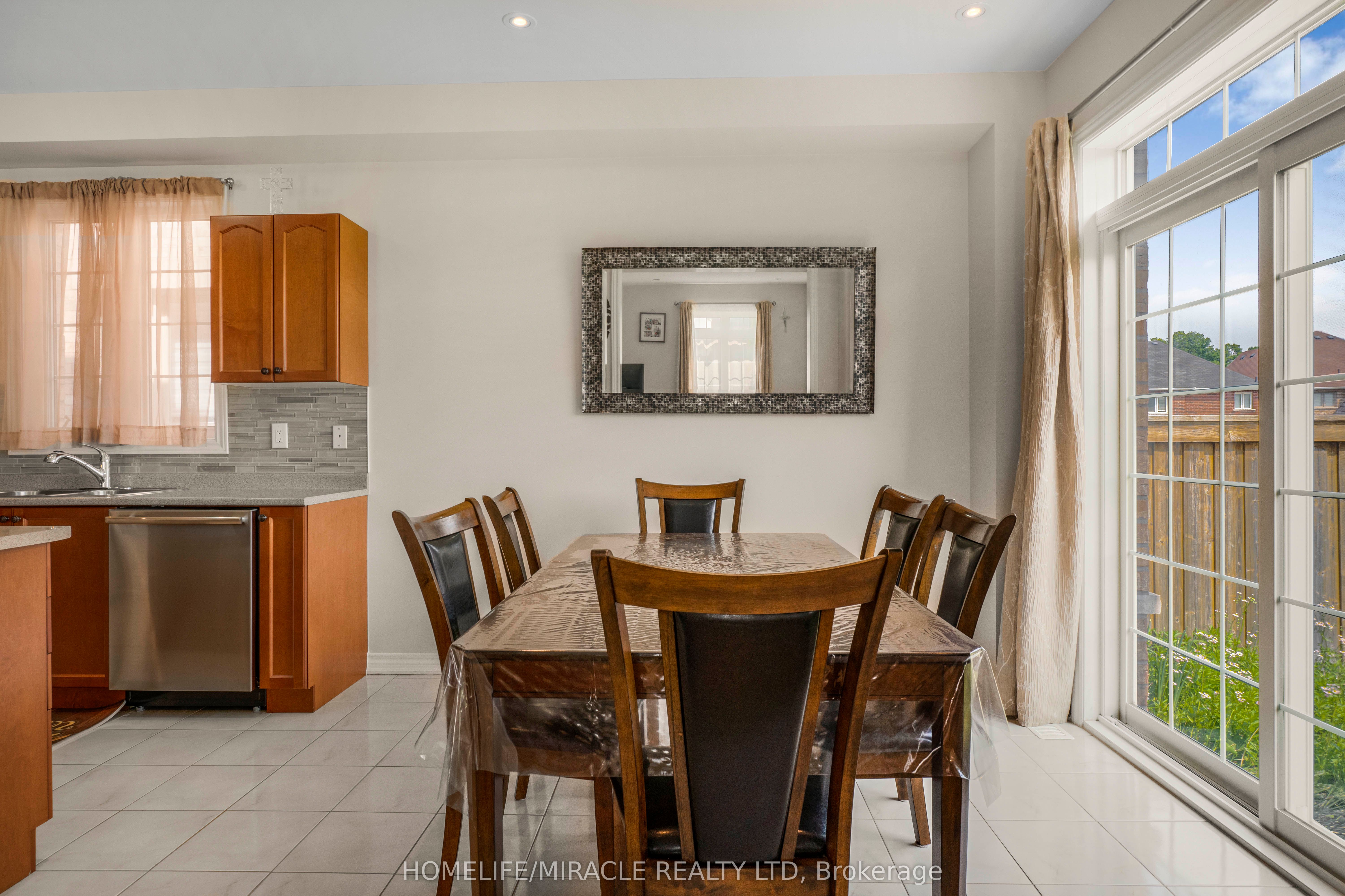 2215 Dawson Crescent Property Photo 14
